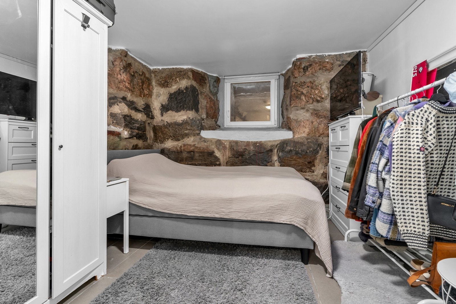 Soverommet har et sjarmerende preg med synlige, gamle steinmurer. Galleribilde