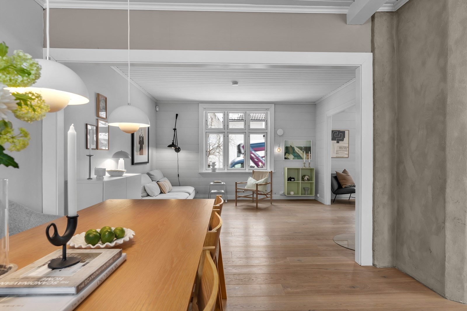 Videre inn fra kjøkken og spisestue ligger stuen delen. Galleribilde