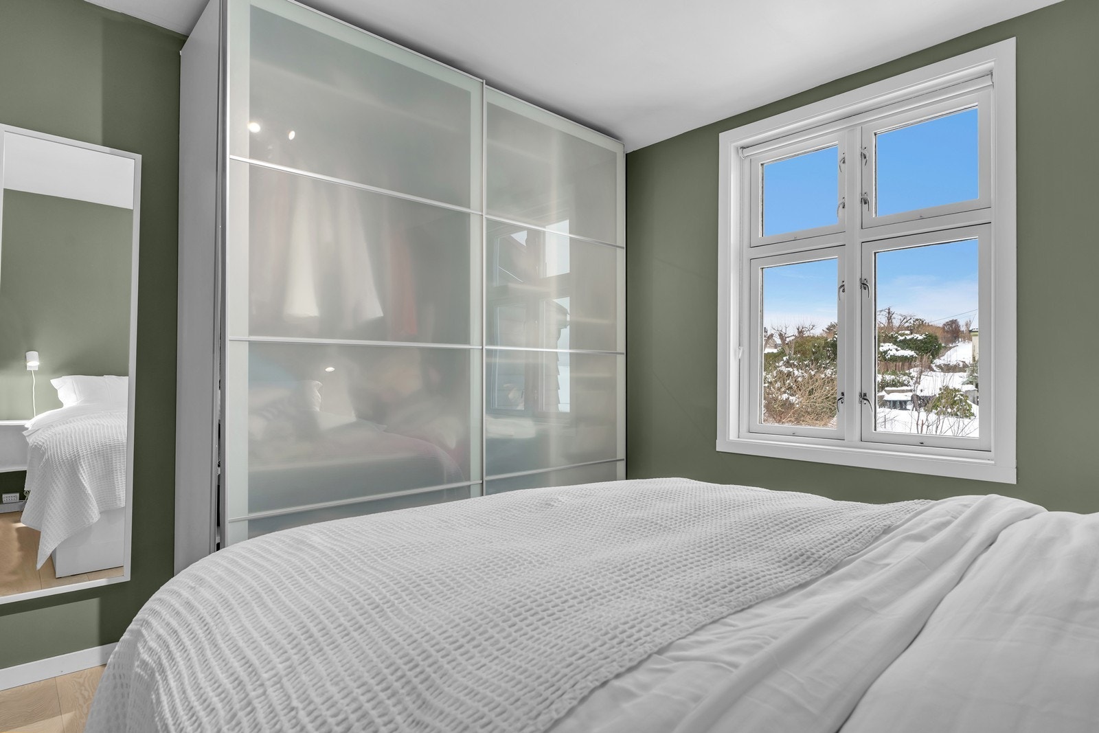 Her er det god skapplass til oppbevaring av klær. Galleribilde