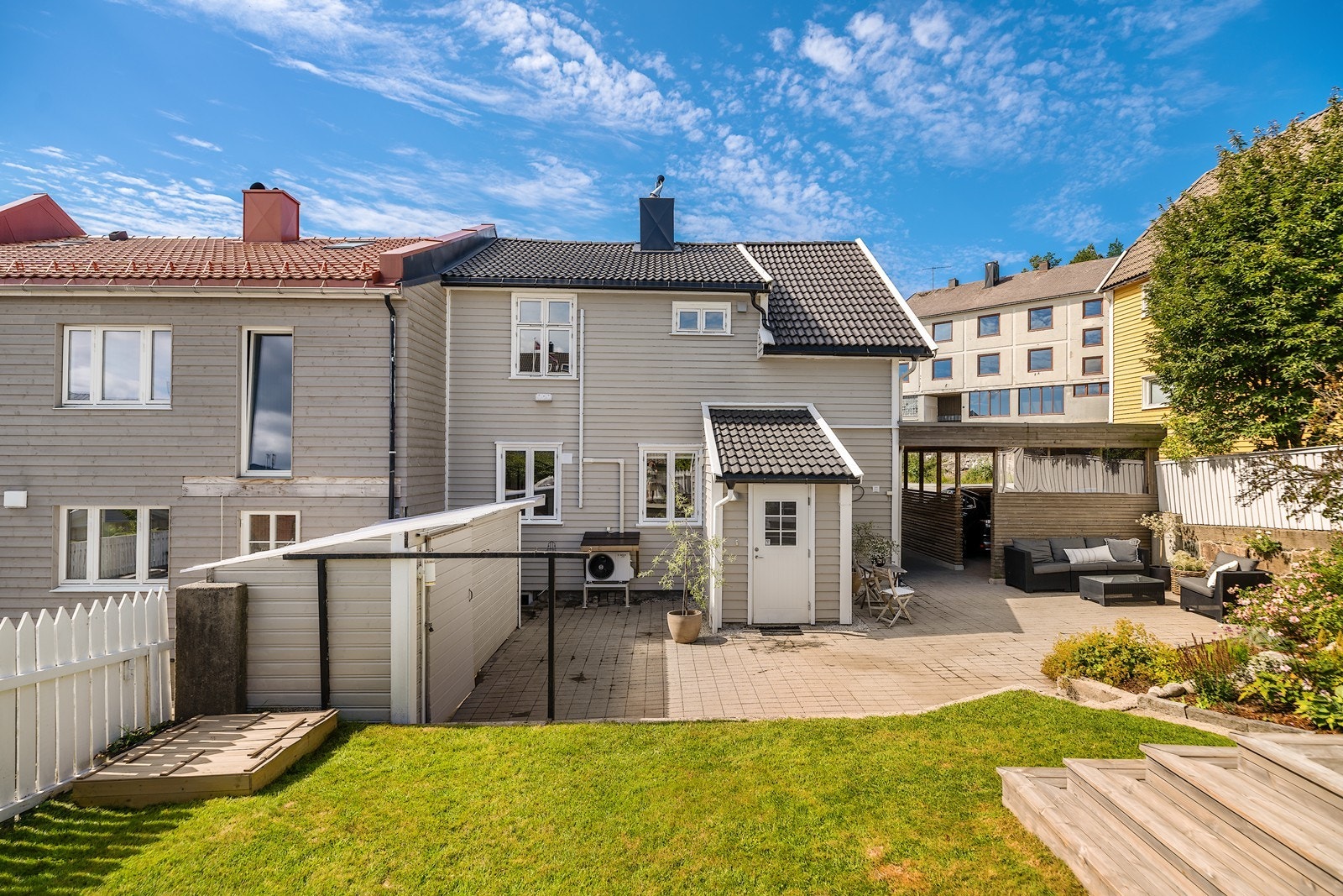 Lun og skjermet bakgårdshage. Galleribilde