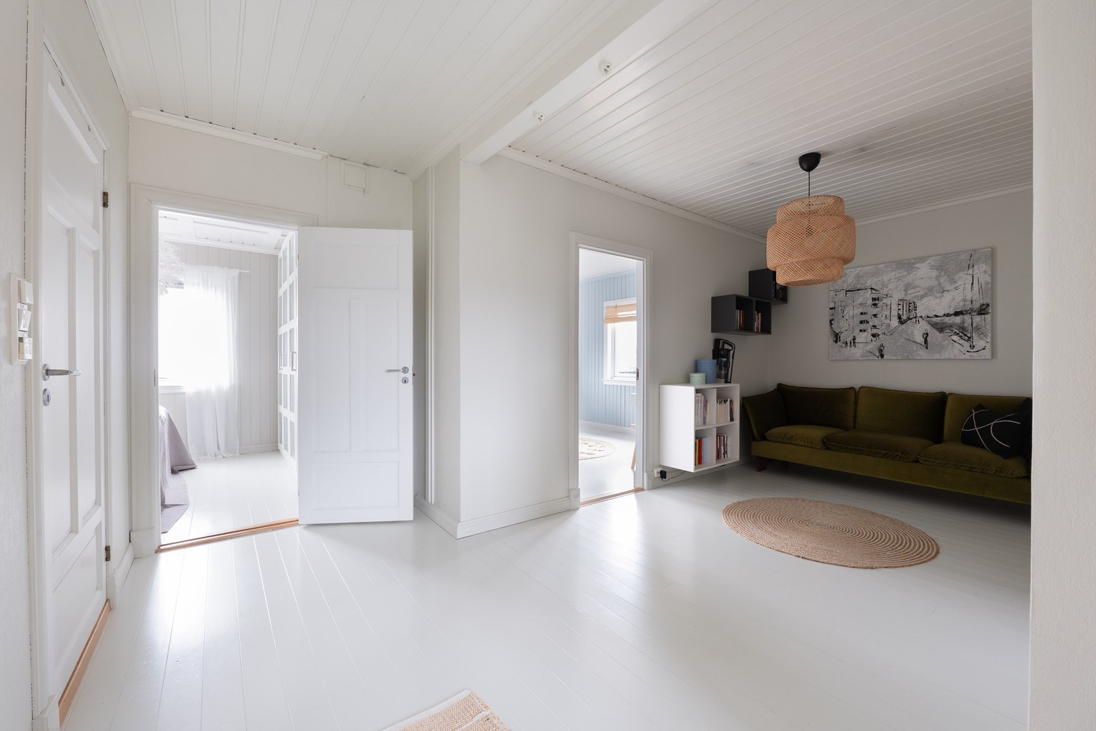 Om etasjens største rom tas i bruk som soverom, kan den romslige gangen fylle rollen som stue. Galleribilde