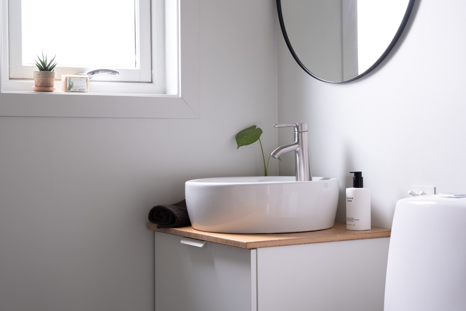 IKEA baderomsinnredning, med benkeplate i bambus og toppmontert keramisk servant. Galleribilde