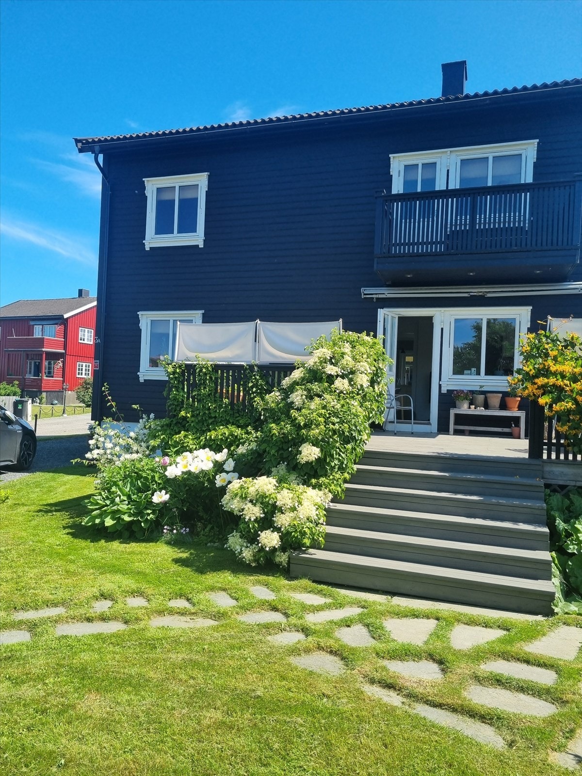 Sommeridyll i frodig hage. Foto; privat. Galleribilde