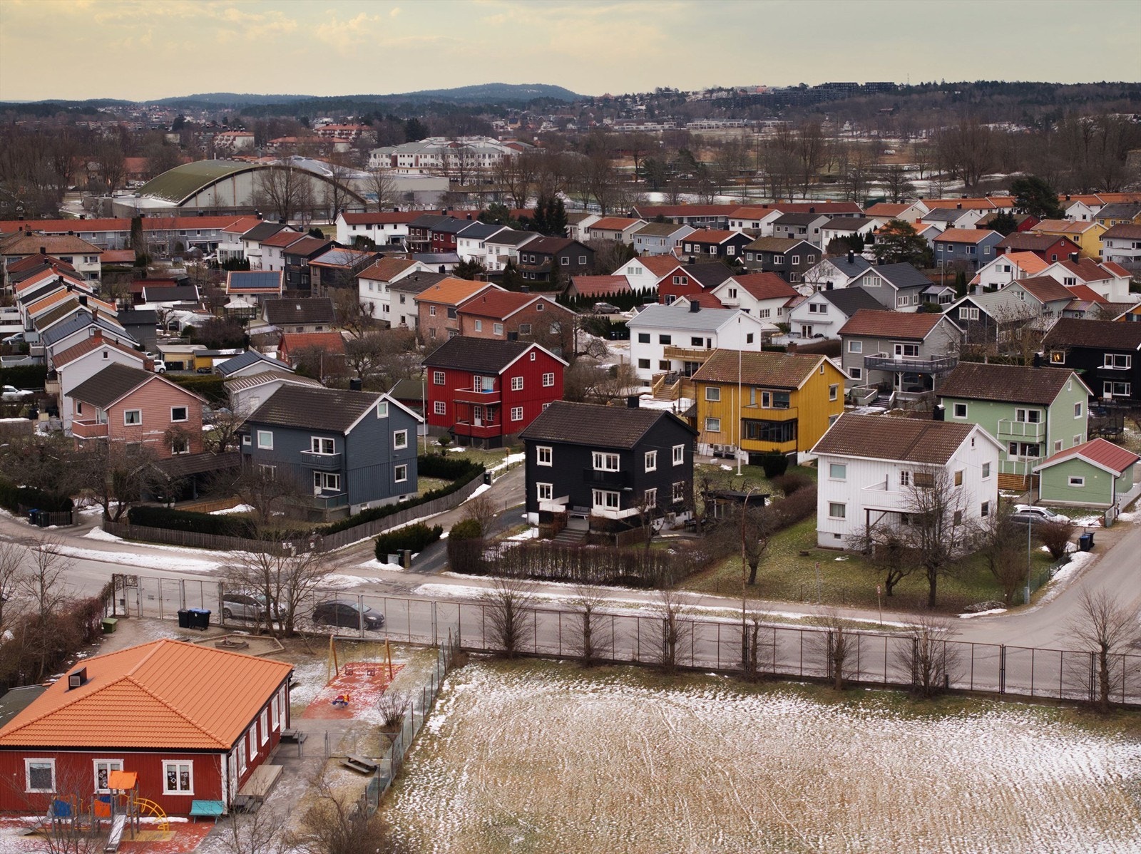 Rett over gaten finnes den nærmeste av flere barnehager i området. Kort vei er det også til kombinert barne-/ungdomsskole. Galleribilde