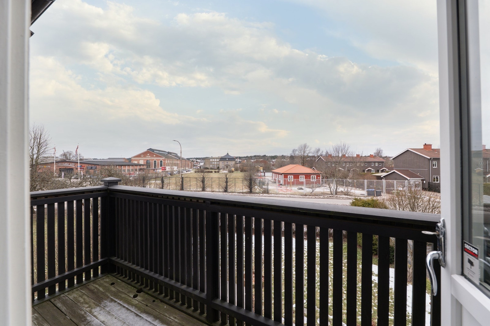 Sommerstid er det sol på balkongen fra ettermiddag til sen kveld. Galleribilde