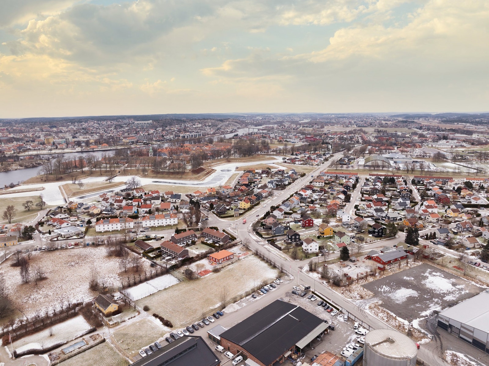 Fra Kongsten er det kort avstand til sentrum, enten du velger gratis ferge over elven eller buss fra holdeplassen rett utenfor. Her stopper også direktebuss til/fra Sykehuset Østfold. Galleribilde