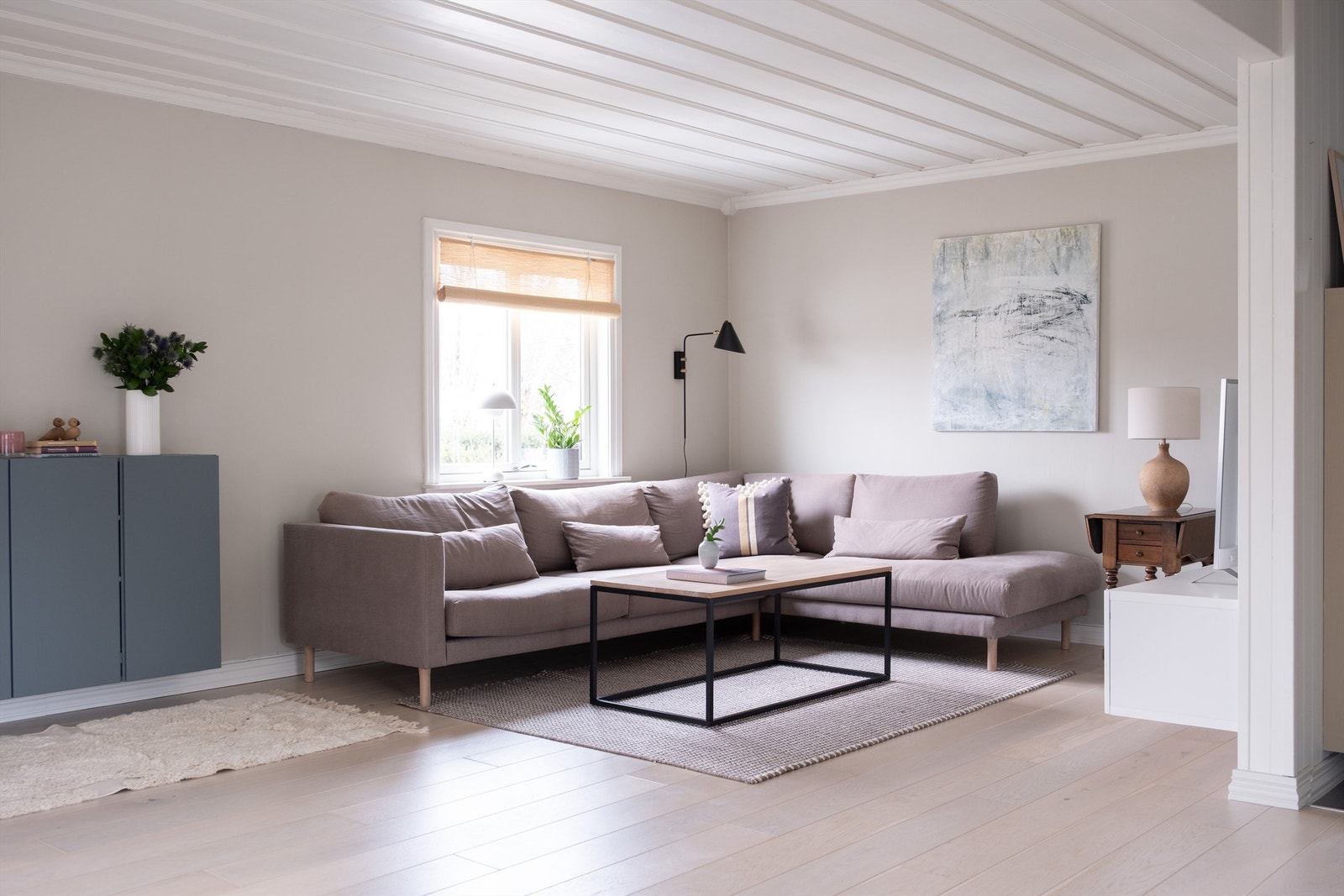 I den langstrakte stuen er det god plass til familiens felles opphold i det daglige, bursdagsfeiringer og andre større sammenkomster. Galleribilde