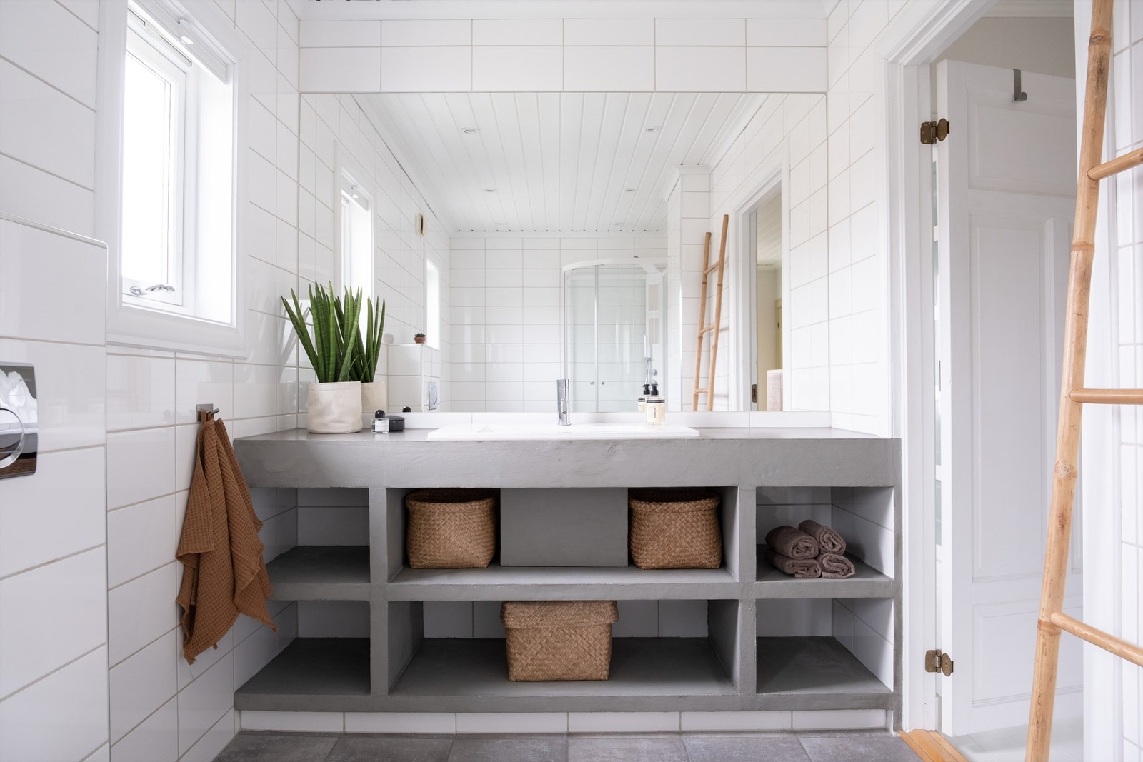 Badet i andre etasje ble etablert i 2009, med tilhørende nye vann- og avløpsrør samt nytt el-anlegg - varmekabler inkludert. Servantbenken er plassbygget. Galleribilde