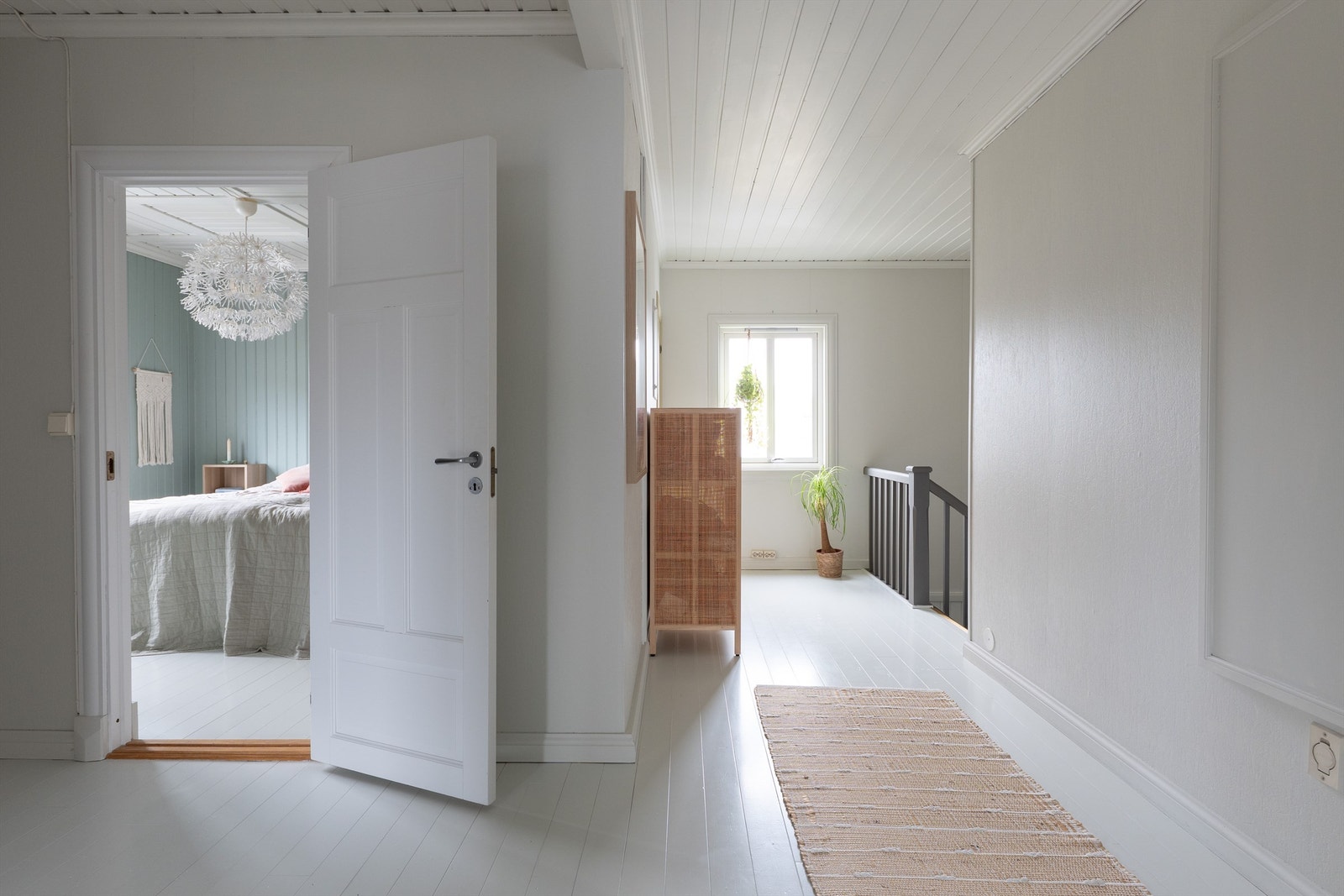 Innerdøren er av heltre og malt hvite i begge etasjer. Galleribilde