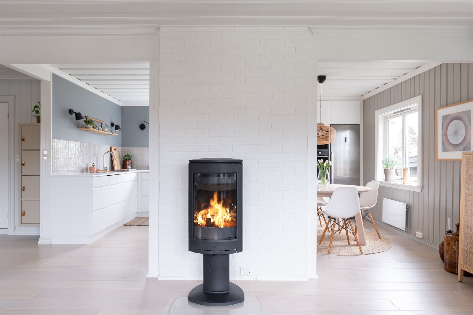 Nytt ildsted i form av en elegant Jøtul vedovn ble installert i 2024. Galleribilde