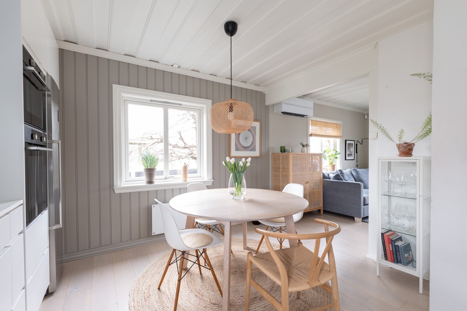 På kjøkkenet har også et spisebord til hverdagens måltider sin naturlige plass. Galleribilde