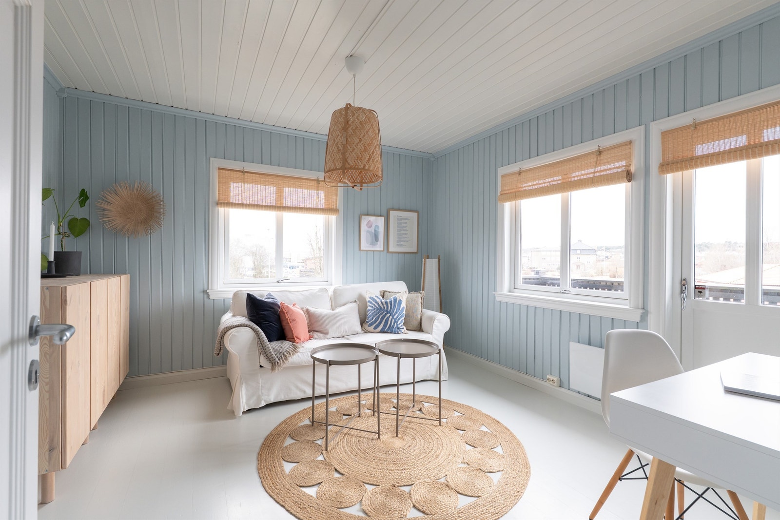 Det største soverommet i andre etasje benyttes i dag som stue/arbeidsrom, men kan også tas i bruk som et hovedsoverom med generøst areal. Galleribilde