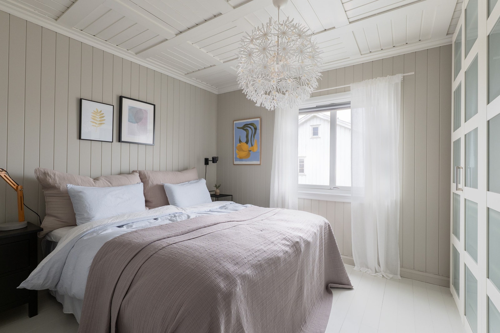 Overflater av heltre malt hvite og i lyse, nøytrale farger skaper en avslappende atmosfære i soverommene. Galleribilde