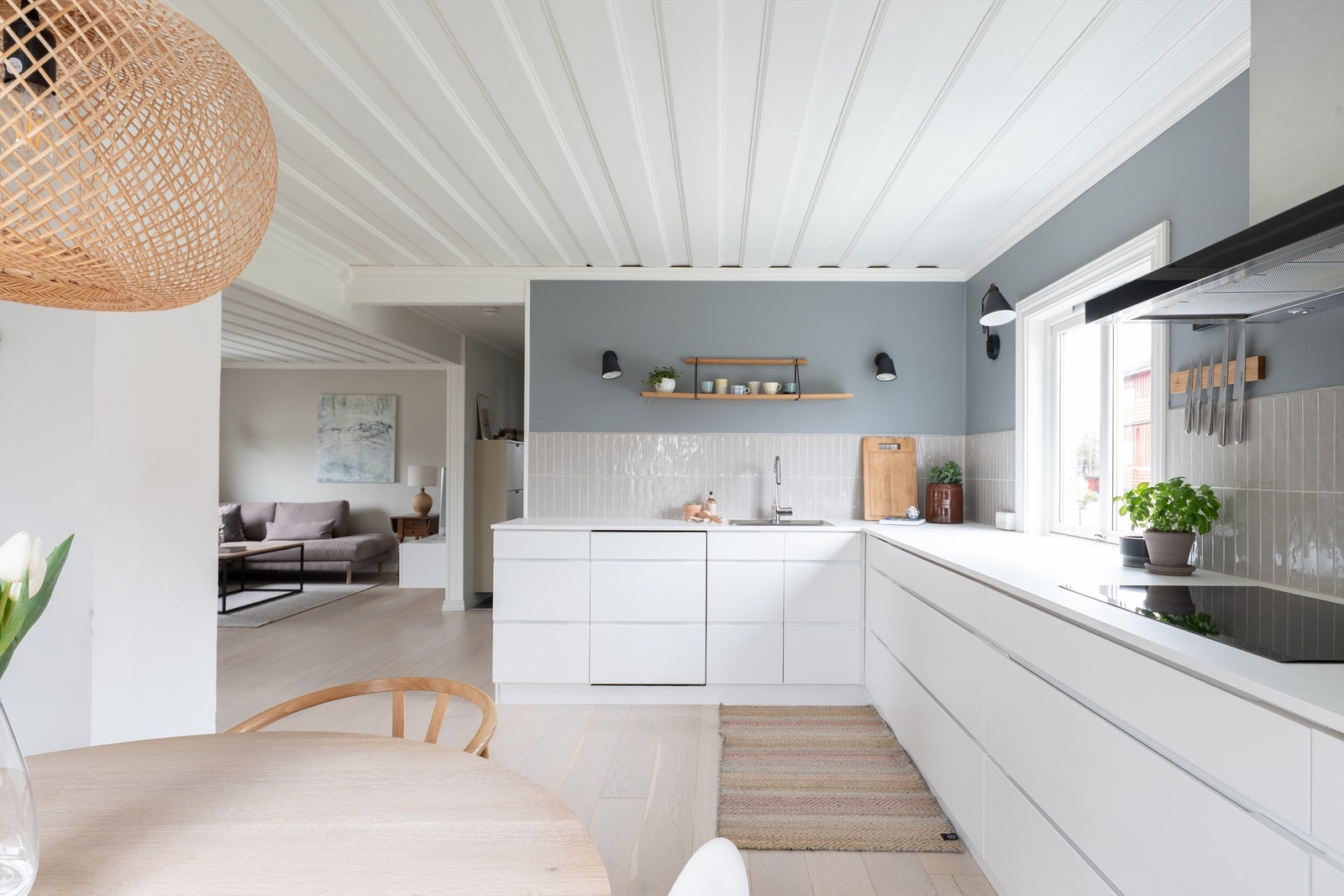 Kjøkkeninnredningen er meget bruksvennlig med meterlange arbeidsflater og lett tilgjengelig oppbevaringsplass under benkene. Galleribilde