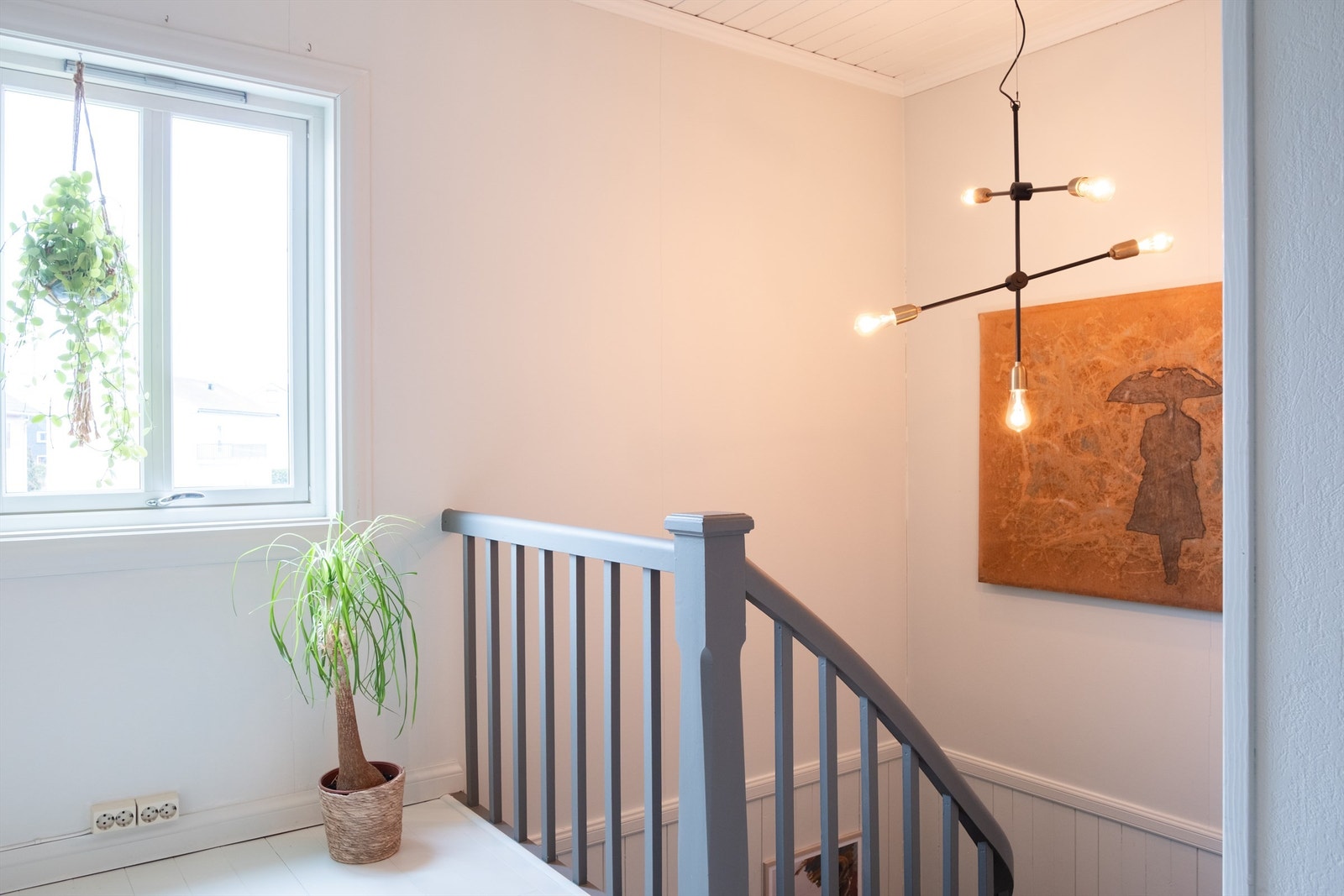 Gangens vindu gir naturlig lys til både denne og trappen. Galleribilde