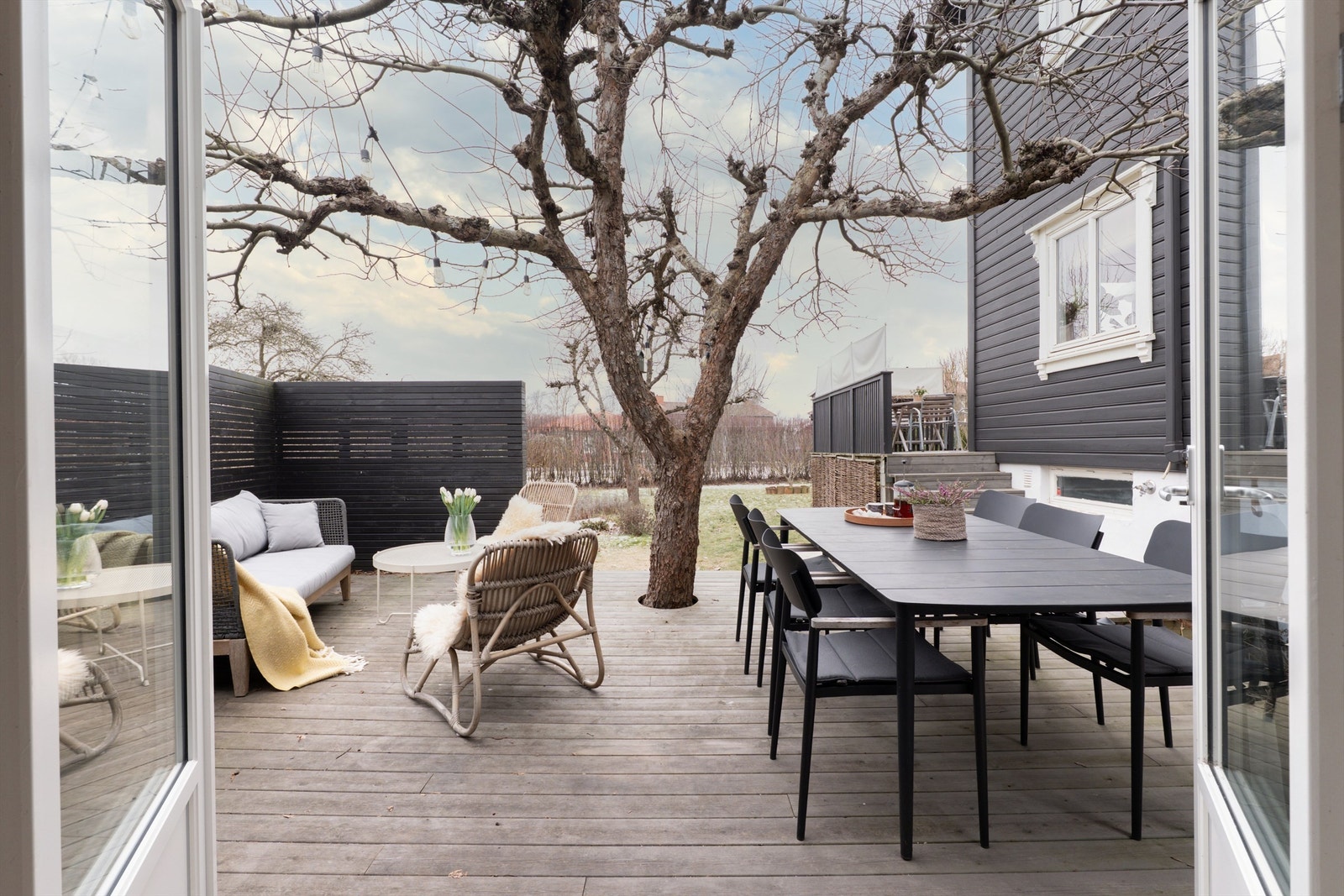 I sesong kan egne epler høstes i hagen. Det er også meget gode muligheter for å anlegge kjøkkenhage. Galleribilde