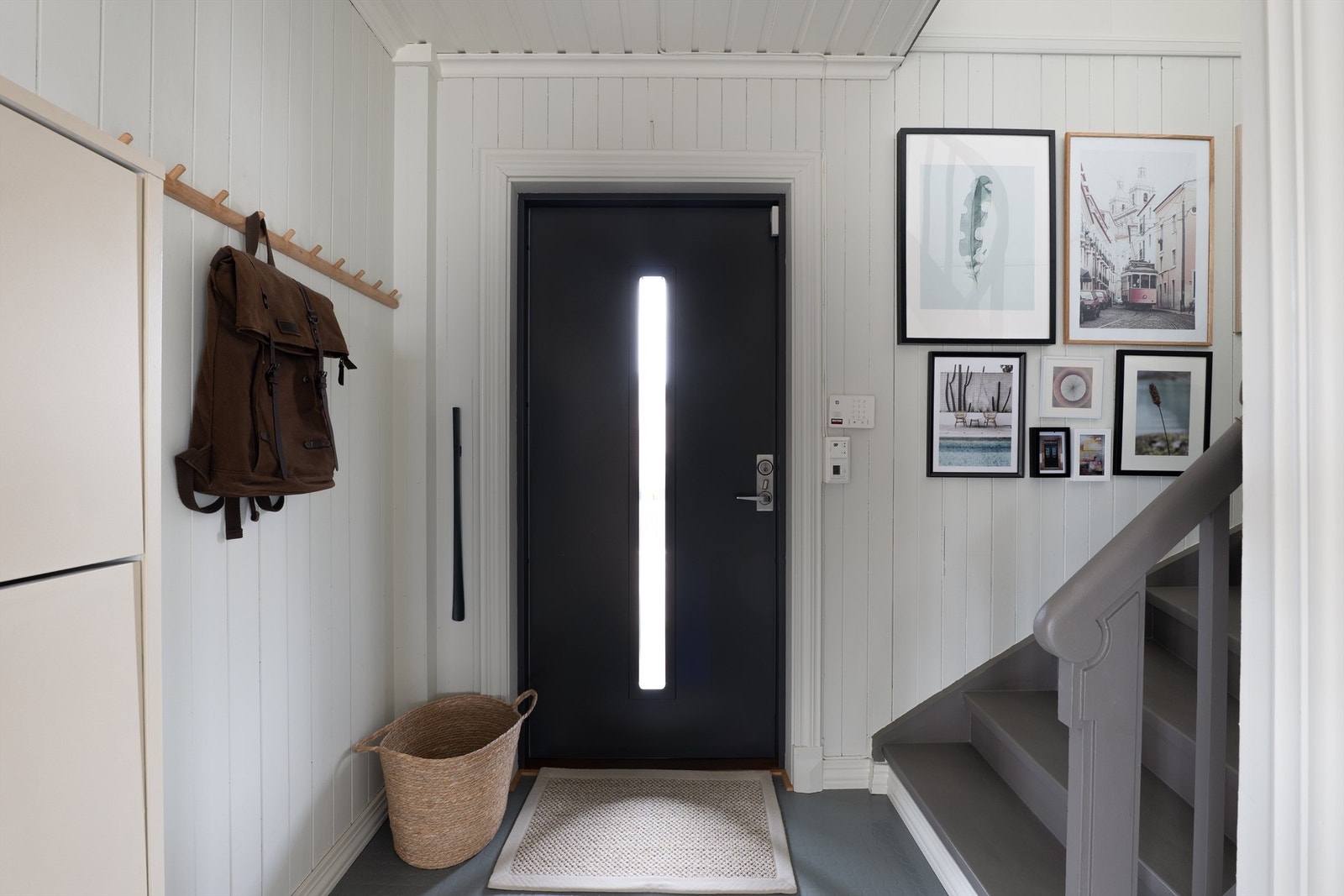 Adkomst til andre etasje rett fra entreen er praktisk blant annet når barna har besøk. Ytterdøren er skiftet ut i senere år. Galleribilde