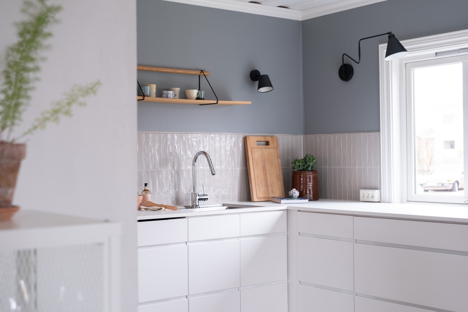 Kjøkkenvasken er av stor, rektangulær modell og underlimt benkeplaten. Galleribilde