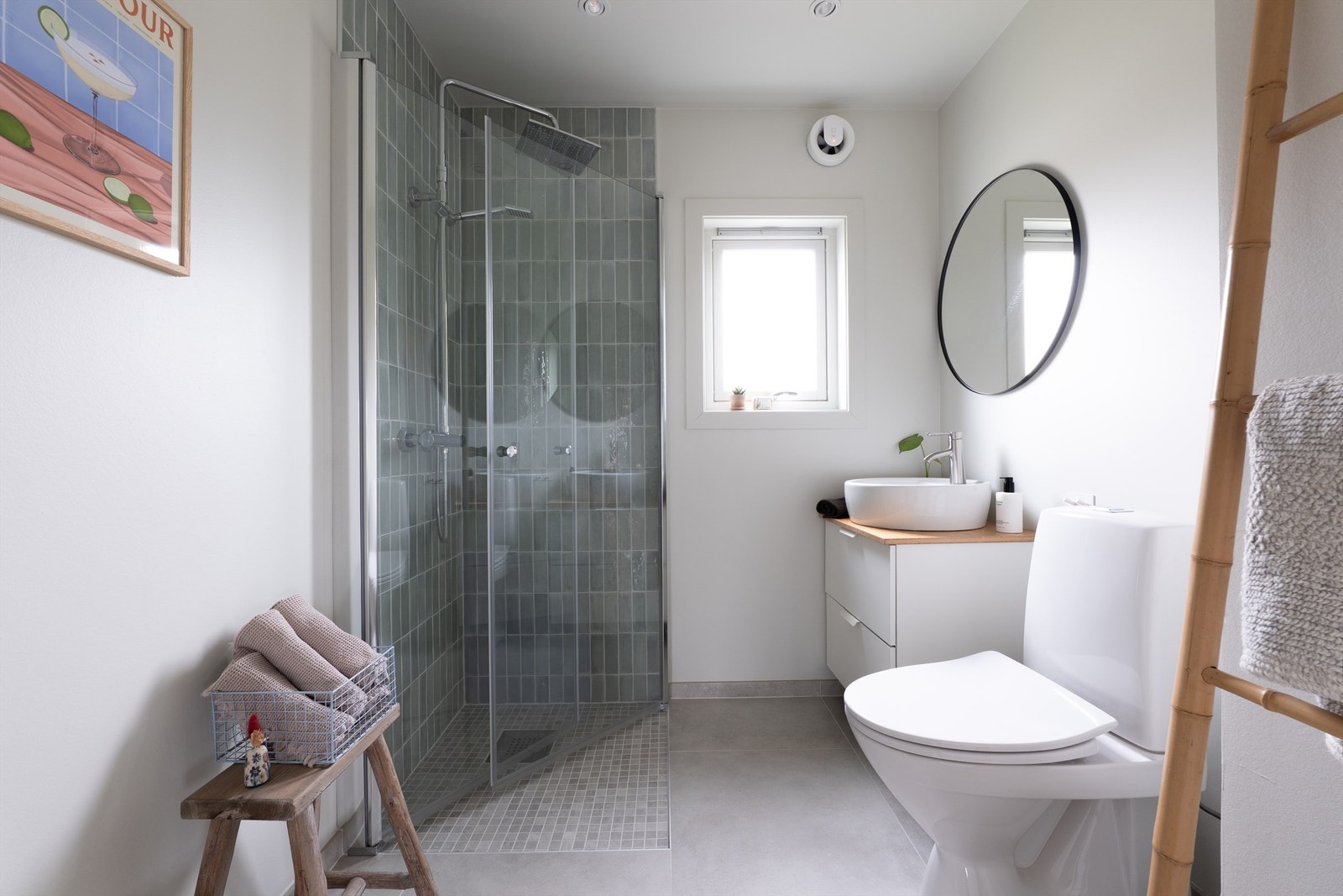 Badet i første etasje ble pusset opp i 2021. Membran, overflater og innredninger er fra dette året, i tillegg til det meste av rør og el-anlegg, varmekabler inkludert. Galleribilde