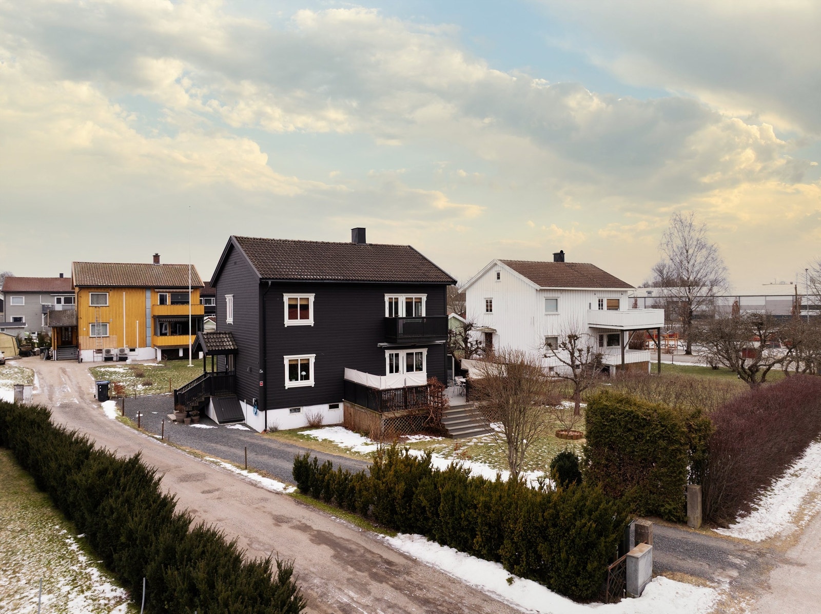 Lader til EL-bil er montert på husveggen foran inngangspartiet. Galleribilde