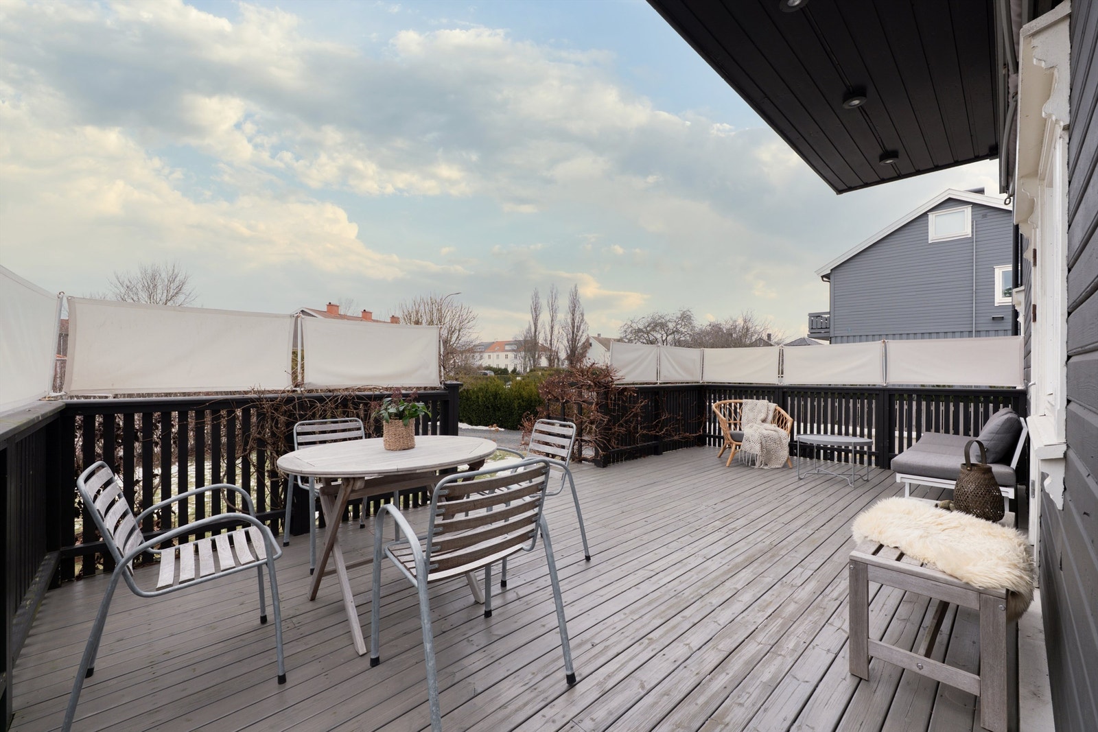 Solforholdene i hagen er meget gode, dagen gjennom. På terrassen er solen fremme til sen kveld sommerstid. Galleribilde