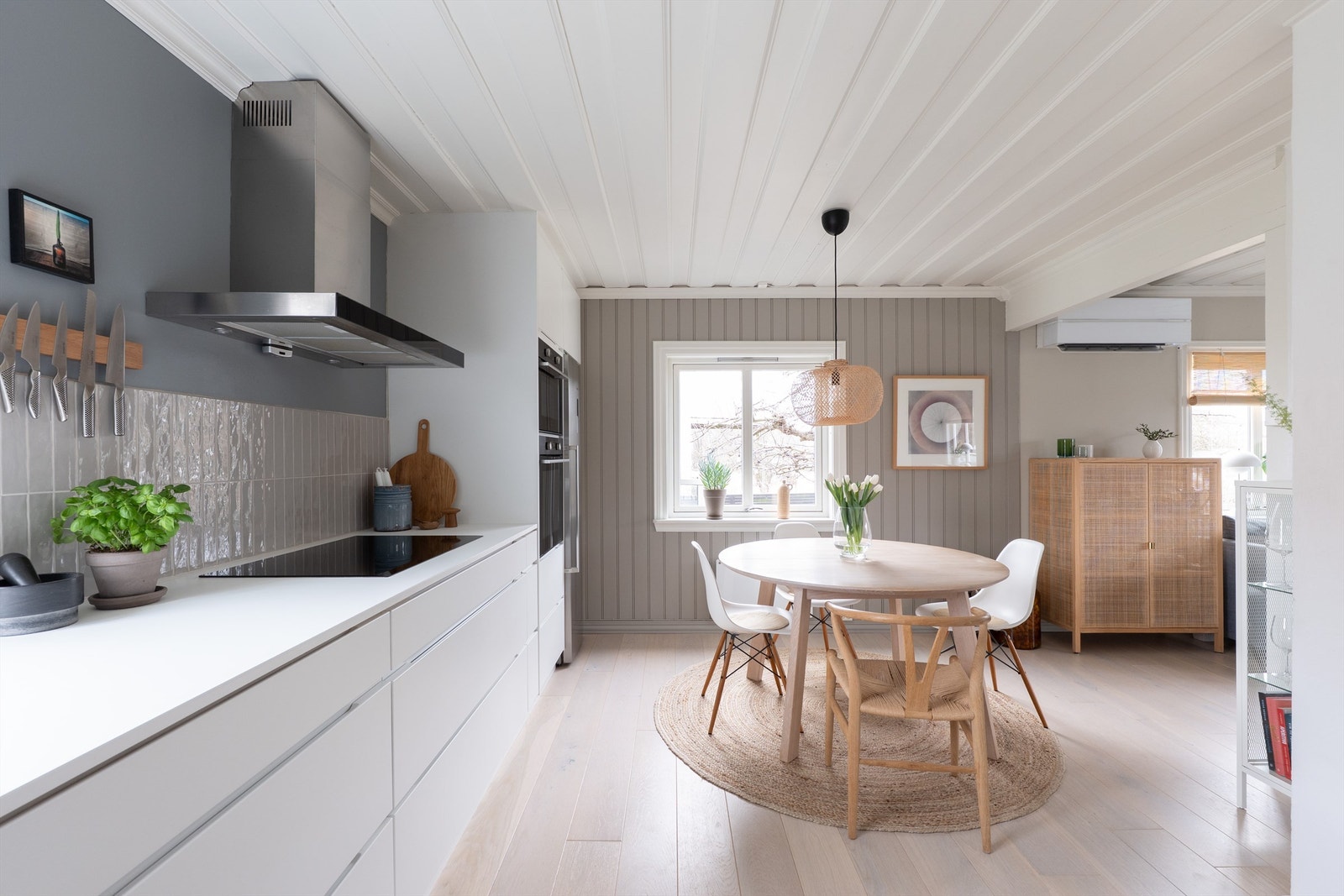 Kjøkkenet er velutstyrt med hvitevarer av høy kvalitet fra ASKO og Witt. Alle medfølger. Galleribilde