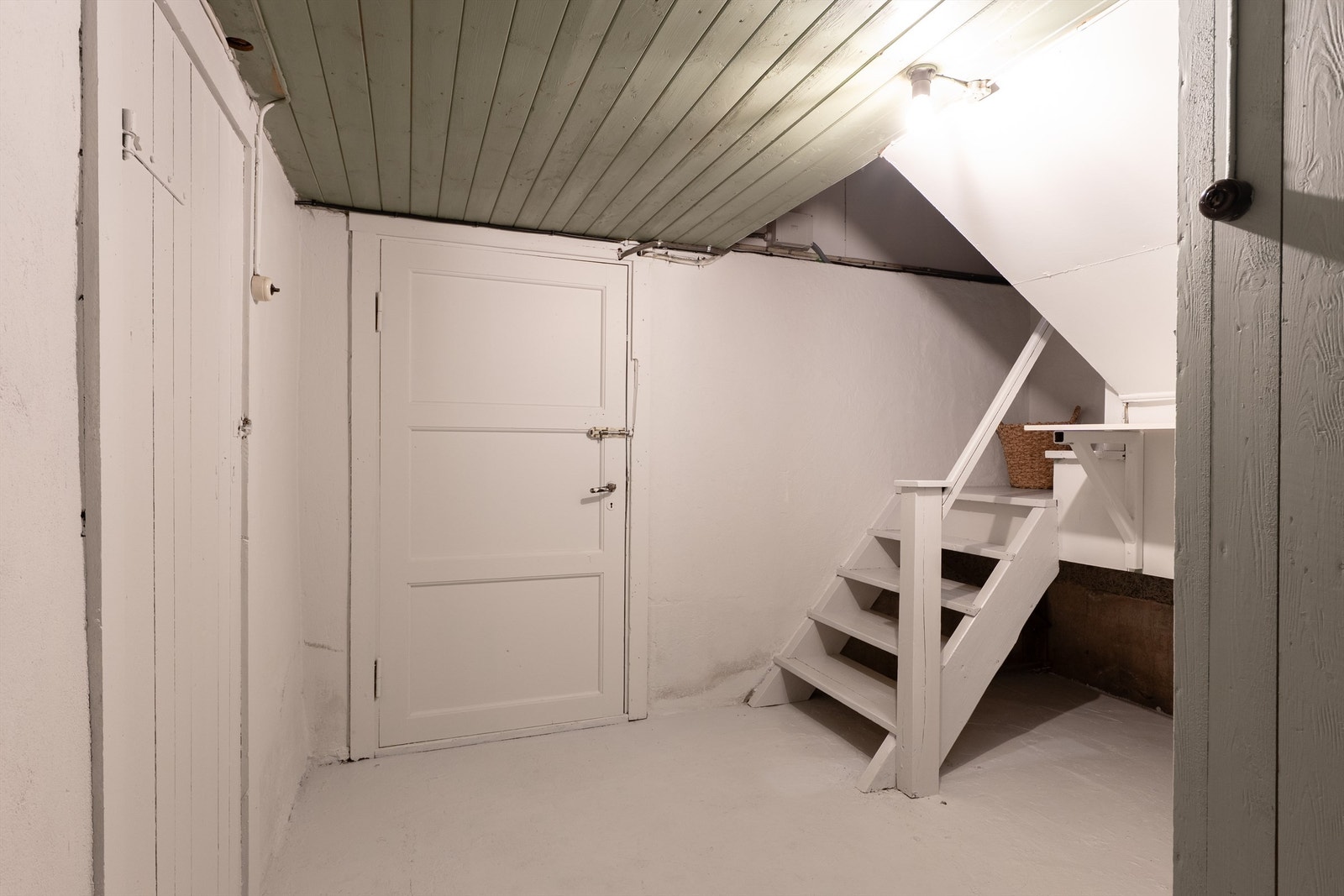 Til kjelleren er det adkomst både på innvendig trapp fra entreen og via utvendig trapp fra inngangspartiet. Galleribilde