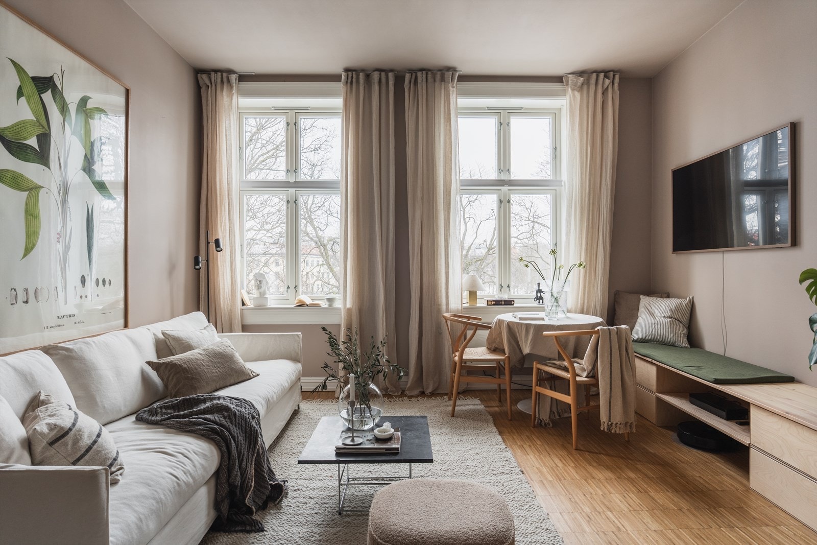 Lekker 3-roms i 4. etasje med sjelden parkside-beliggenhet, store vindusflater og vestvendt balkong mot stille bakgård. Foto: Dag Sandven. Galleribilde