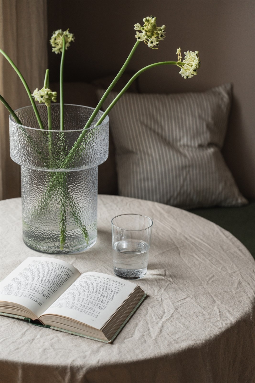 Hyggelig plass for frokost og måltider med utsikt over grønne omgivelser Galleribilde