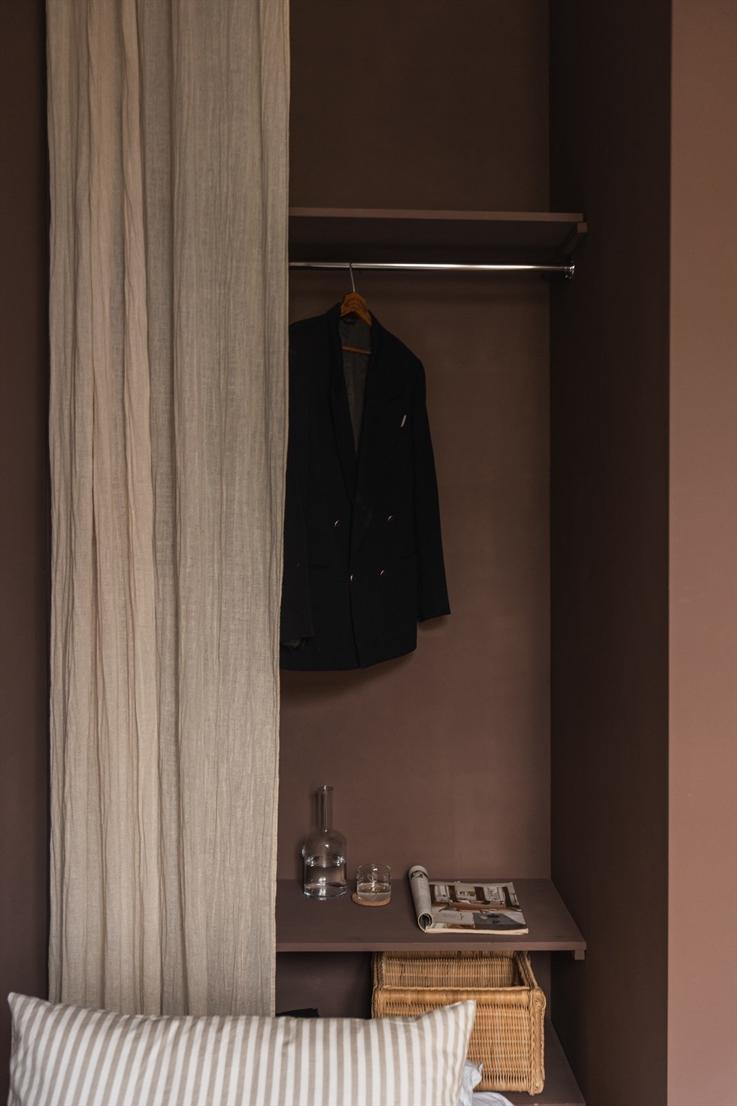 Praktisk og lekker nisje som gir god garderobeplass uten å ta gulvplass i rommet Galleribilde