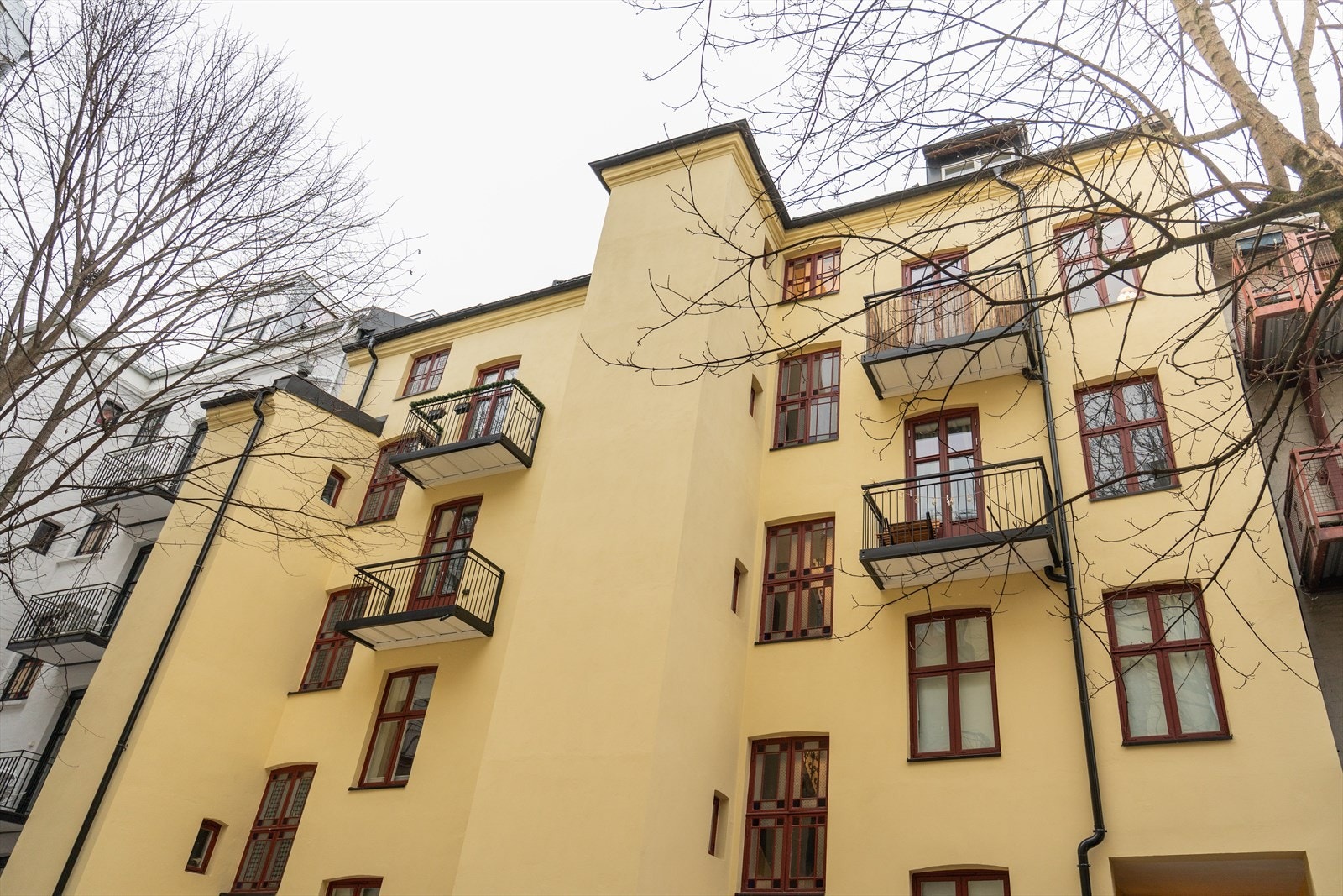 Leiligheten ligger høyt og fritt øverst til høyre Galleribilde