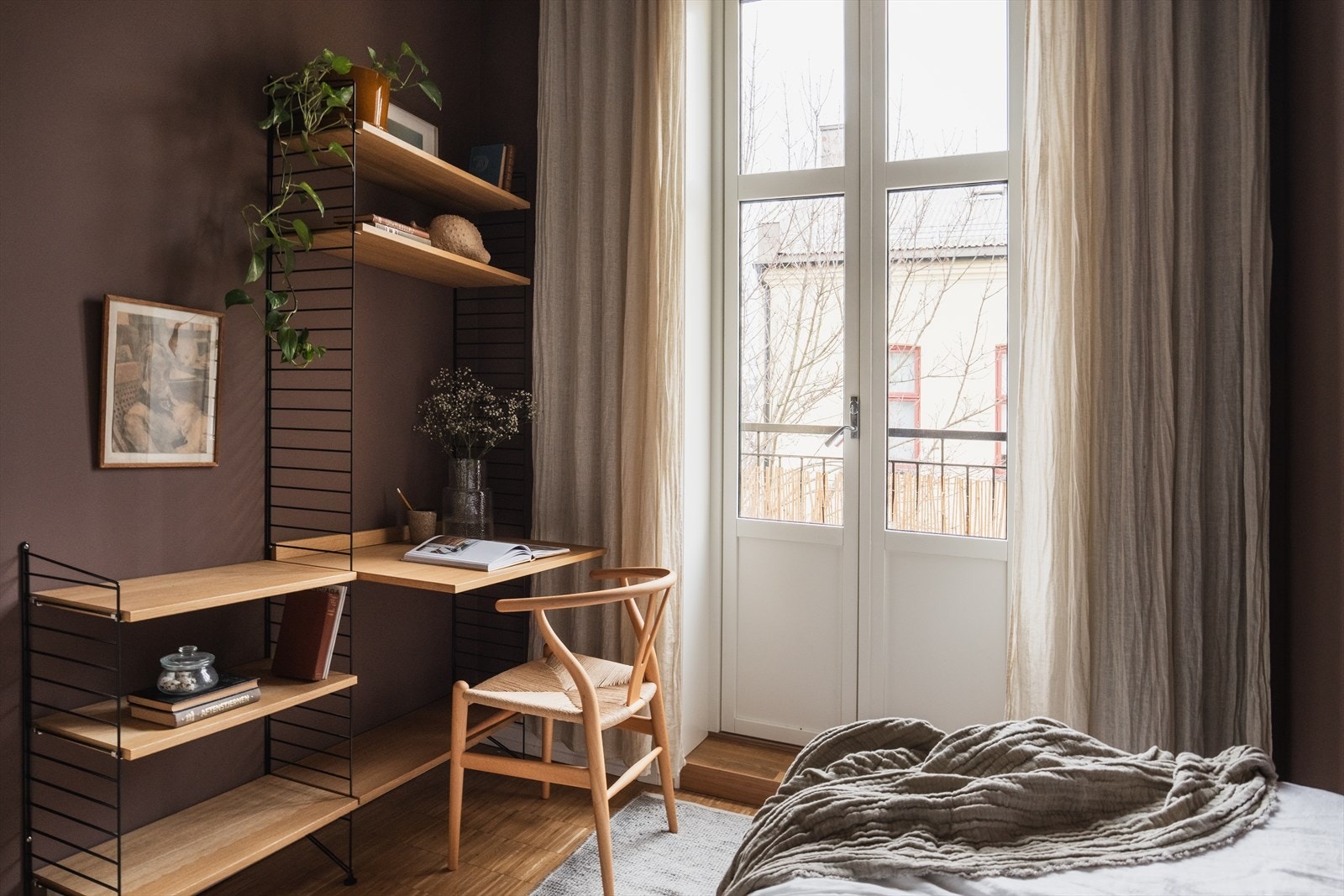 Utgang til solrik og vestvendt balkong vendt mot bakgård Galleribilde