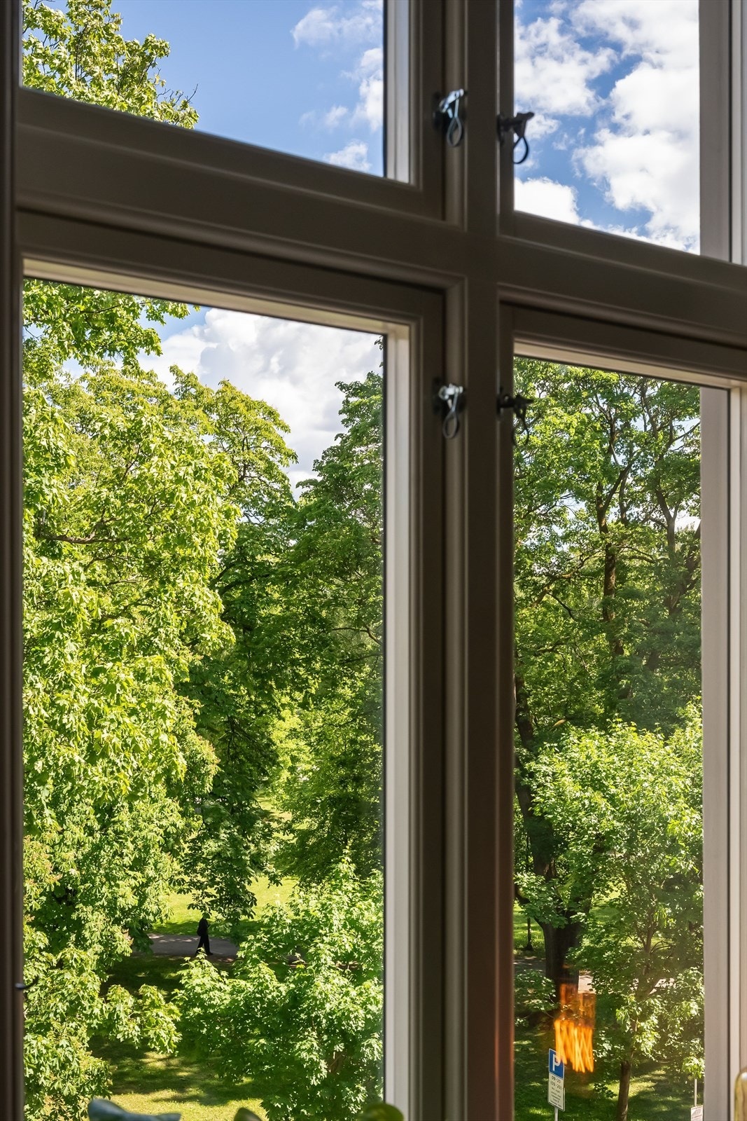 Sommerstid har man grønn og frodig utsikt rett mot Sofienbergparken! Galleribilde
