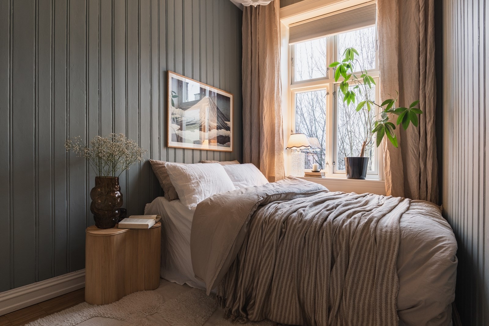 Rolig soverom vendt mot stille bakgård med plass til dobbeltseng Galleribilde