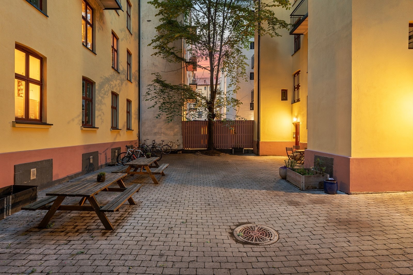 Sjarmerende, brostensbelagt bakgård. Fasade i indre gård ble oppgradert i 2024. Galleribilde