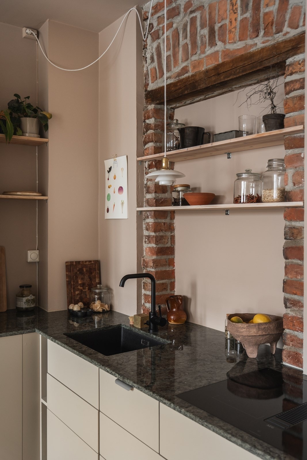 Kjøkkenet har gjennomførte og påkostede løsninger som underlimt oppvaskkum og platetopp med integrert avtrekksvifte Galleribilde