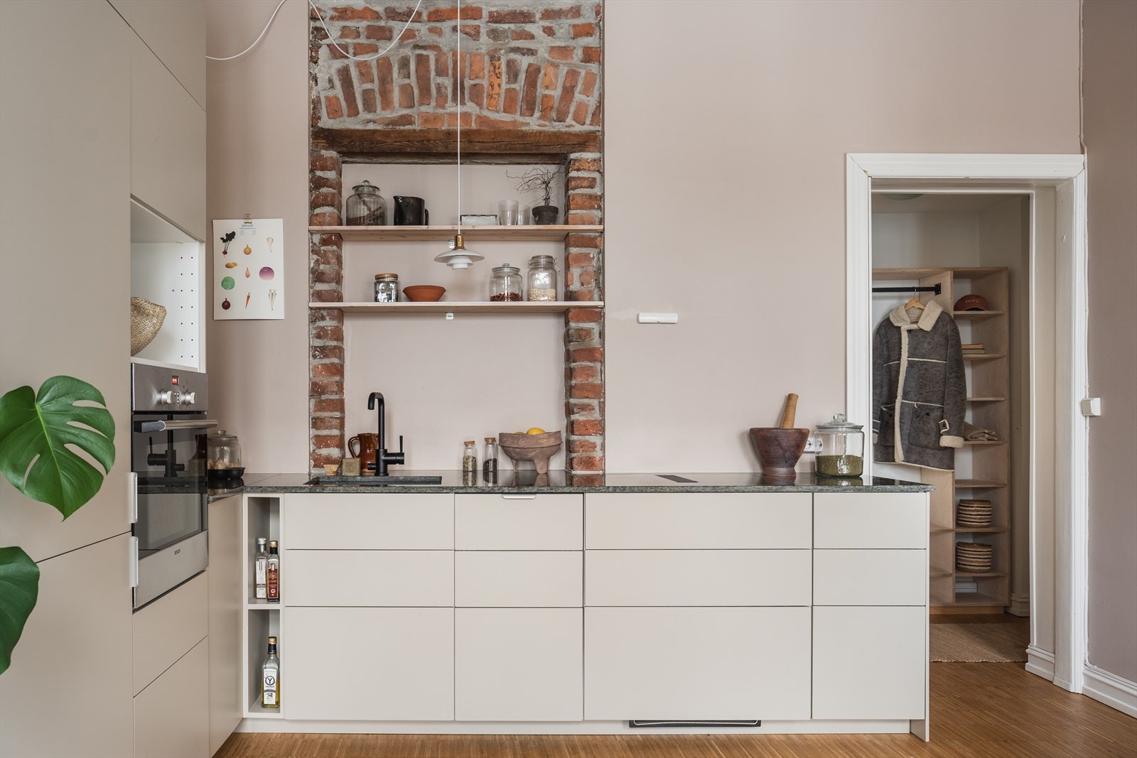 Integrert kjøl/fryseskap, platetopp, stekeovn og oppvaskmaskin medfølger Galleribilde