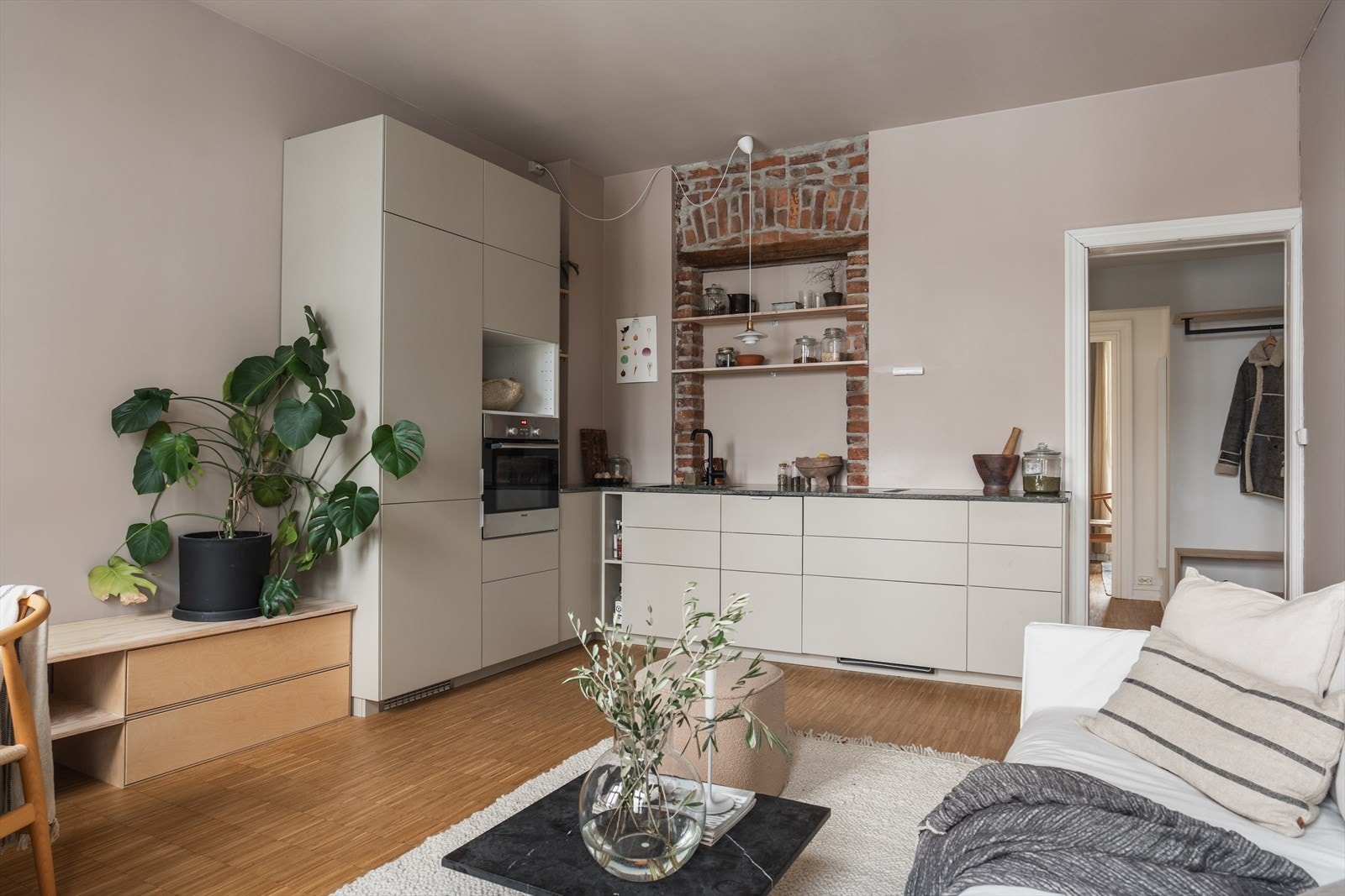 Nytt kjøkken fra 2021 med gode arbeidsflater og integrerte hvitevarer Galleribilde