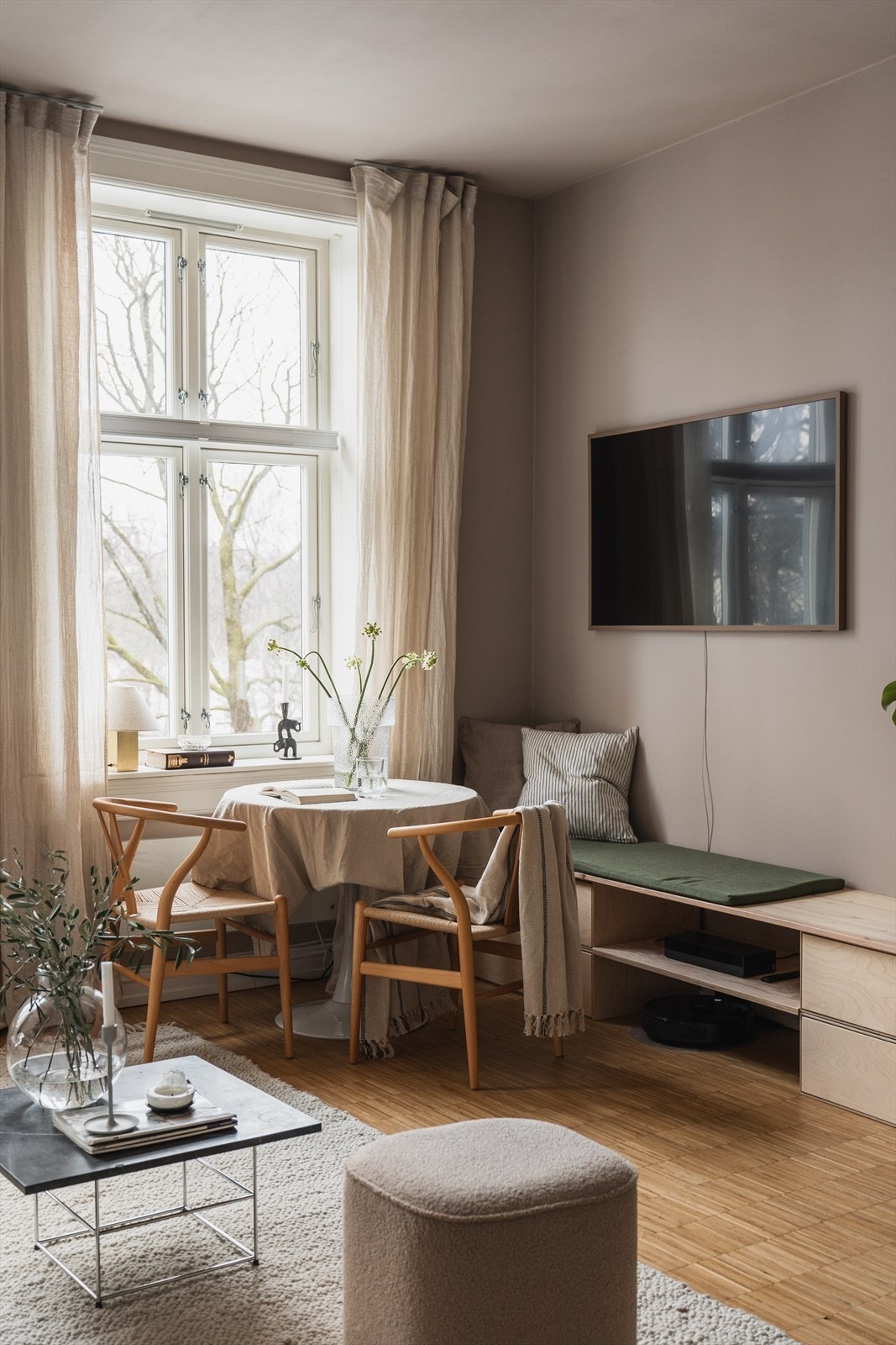 Lys og romslig stue med god takhøyde (2,92m) Galleribilde