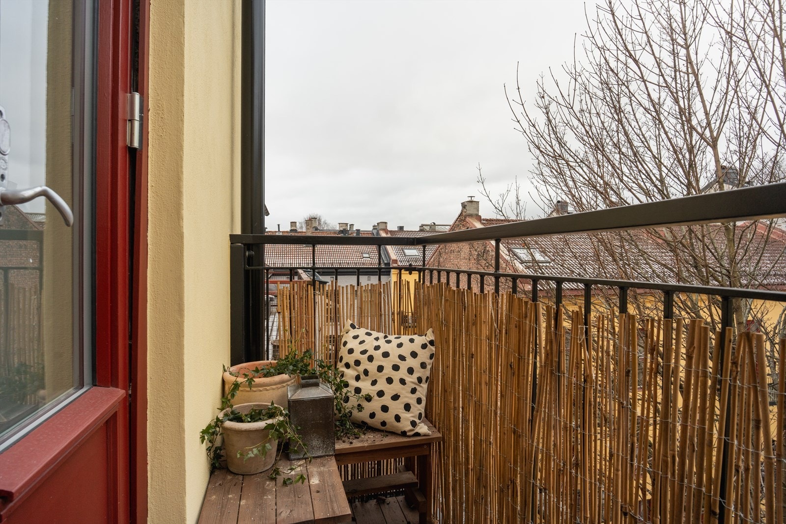 Solrik og vestvendt balkong (ny i 2022) vendt mot rolig bakgård med sol fra ettermiddag til kveld Galleribilde