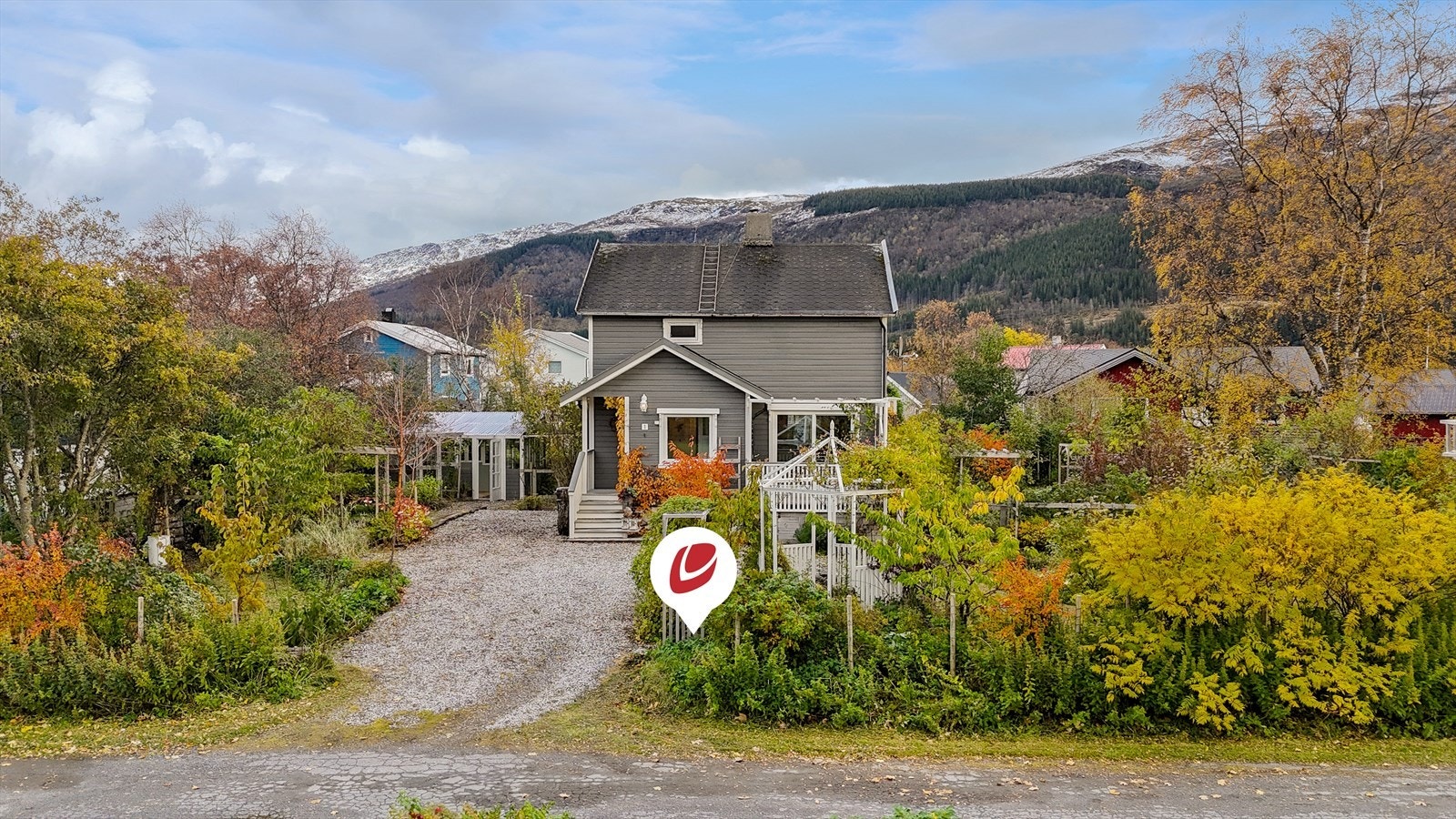 Eiendomsmegler Norge v/Tomi Christian Johansen MNEF, presenterer her en svært sjarmerende enebolig, beliggende i svært koselige omgivelser. Galleribilde