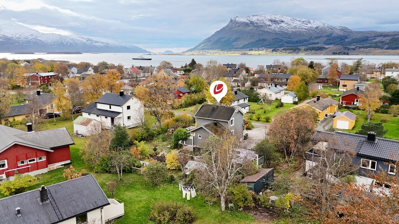 Mot eiendommen og nabolaget. Galleribilde