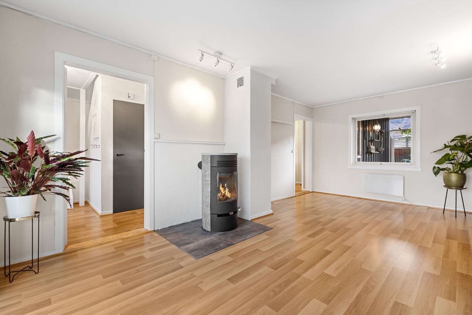 Fliser under vedovn, lysskinner i himling. Galleribilde