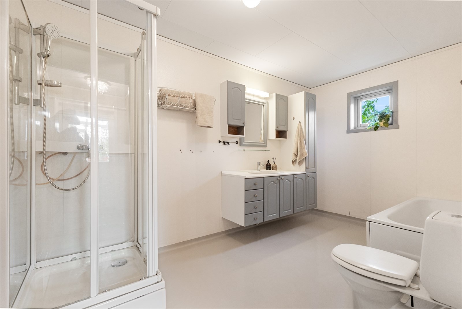 Stort bad med vaskerom vis-a-vis. Galleribilde