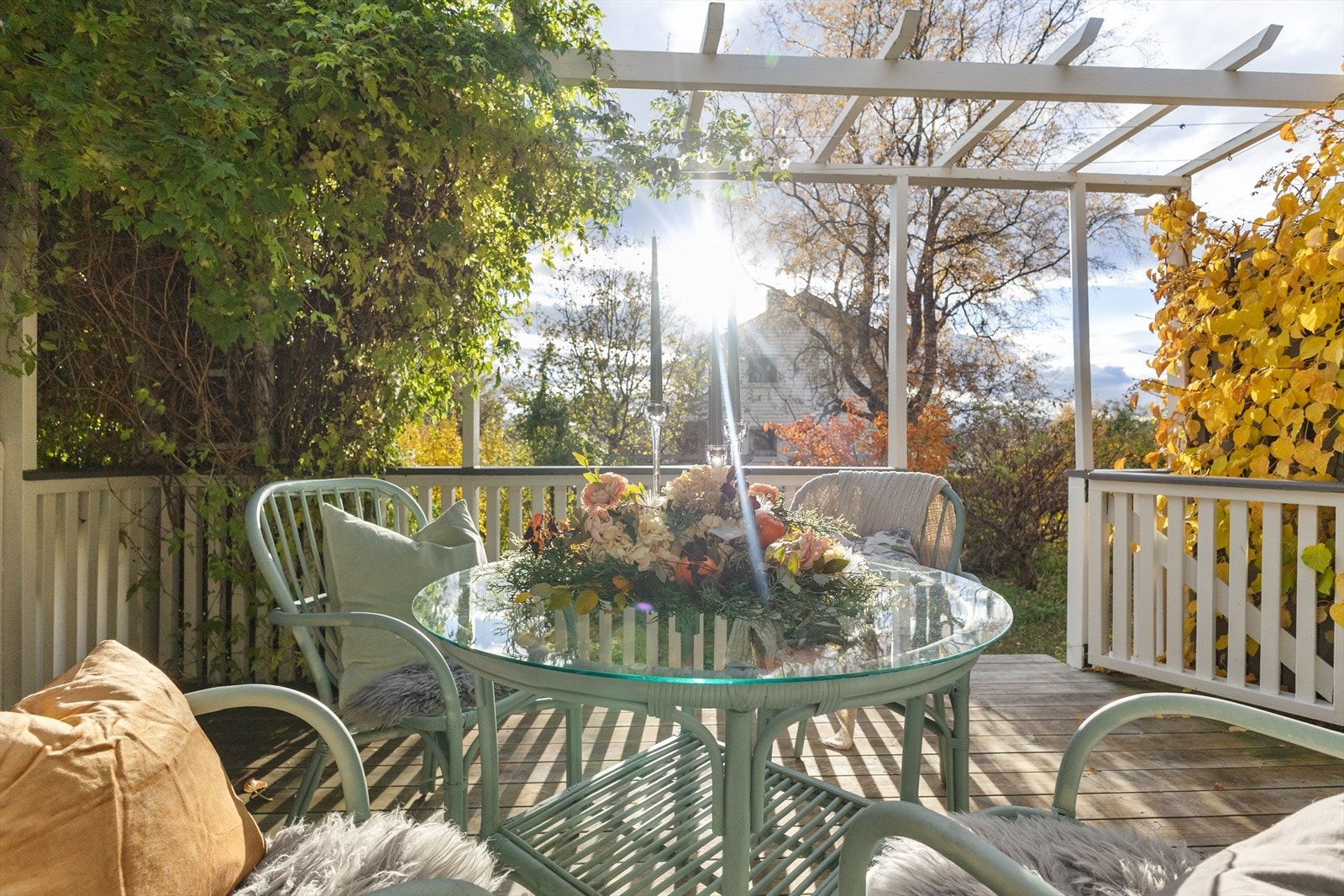 Solrike omgivelser. Her er bildet tatt fra den romslige, skjermede terrassen. Galleribilde