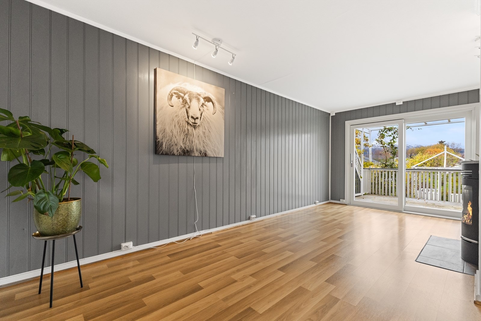 Innbydende stue med fin og energieffektiv vedovn. Galleribilde