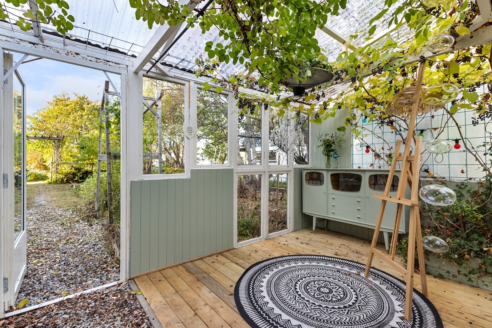 Hagen er bla. opparbeidet med en steinlagt sti, som går rundt hele boligen. Galleribilde