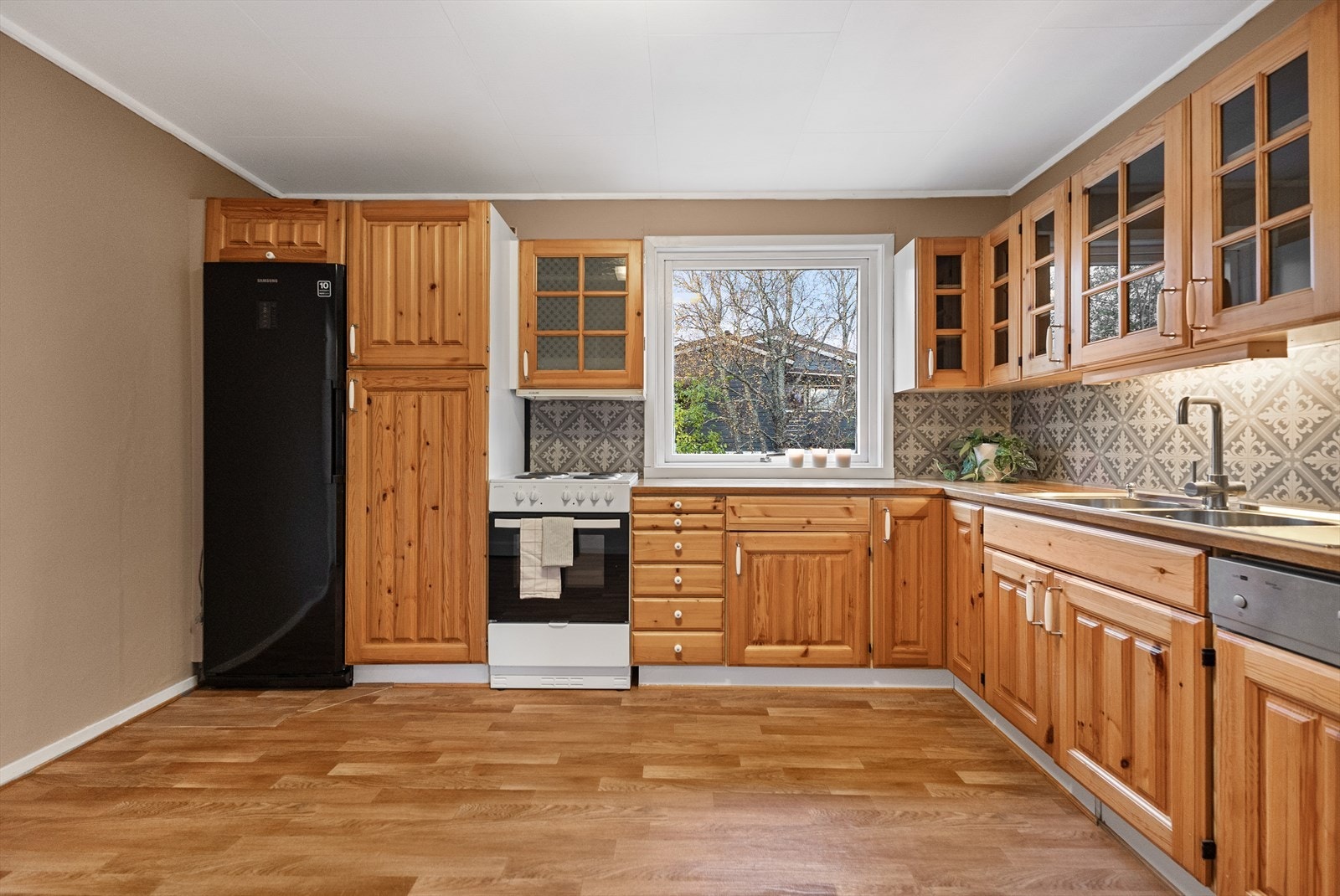 Kjøkkenet er romslig av størrelse. Galleribilde