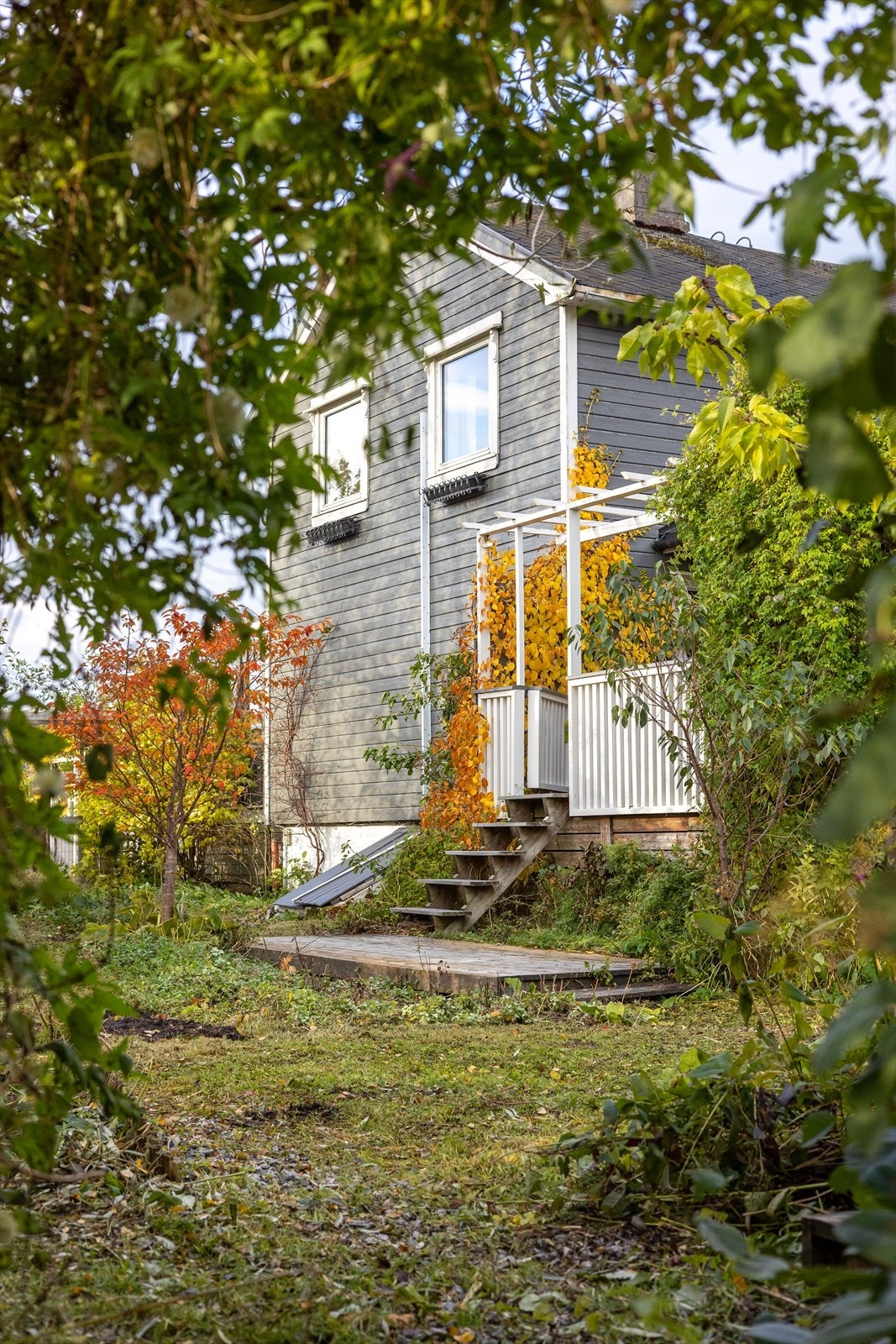 Fra hagen mot boligen og terrassen. Galleribilde