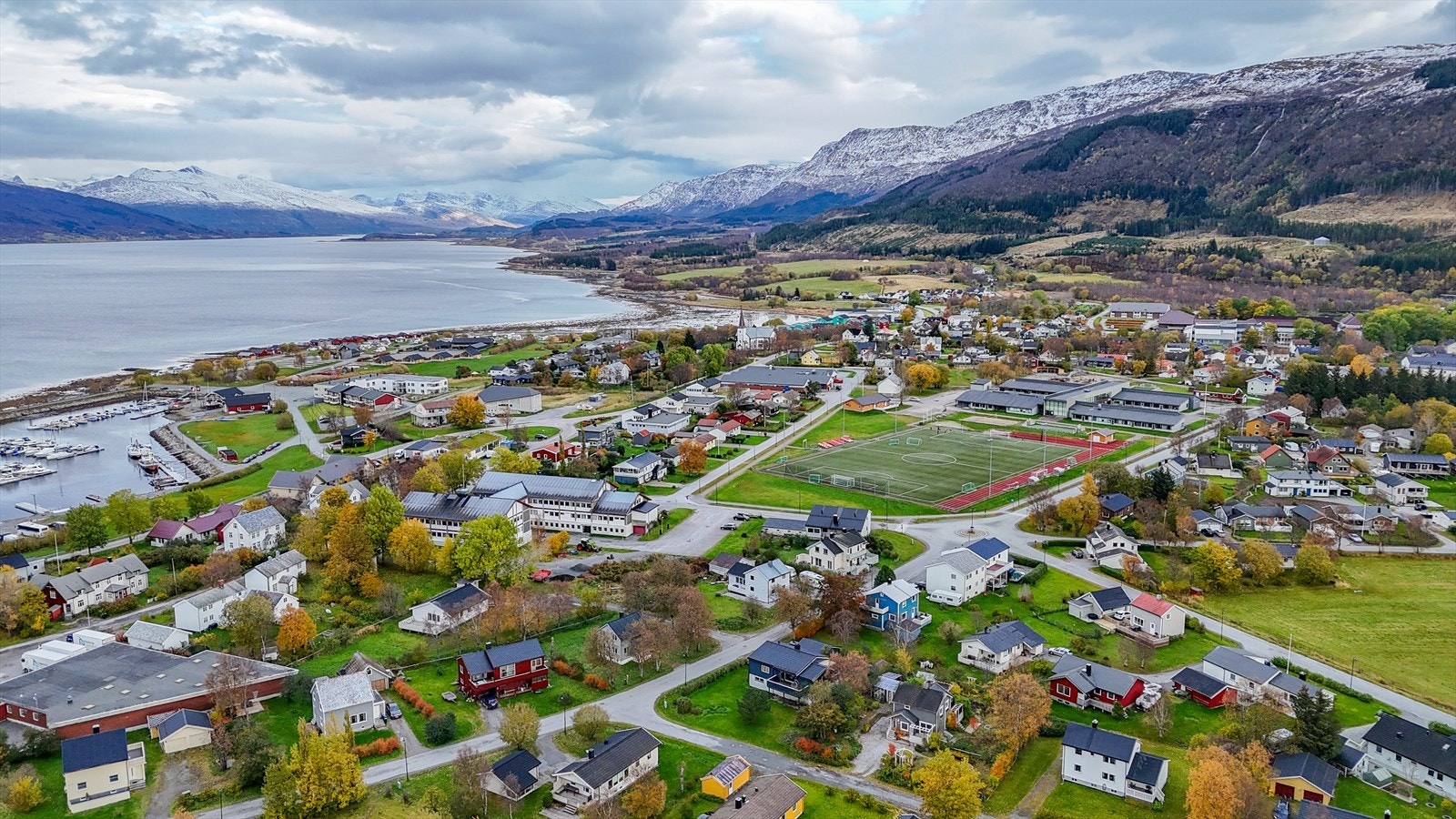Sentralt på Helgelandskysten finner du Nesna kommune som har om lag 1700 innbyggere og byr på rikelig med naturopplevelser både til havs og på fjellet, og har også et aktivt kultur- og idrettstilbud. Galleribilde